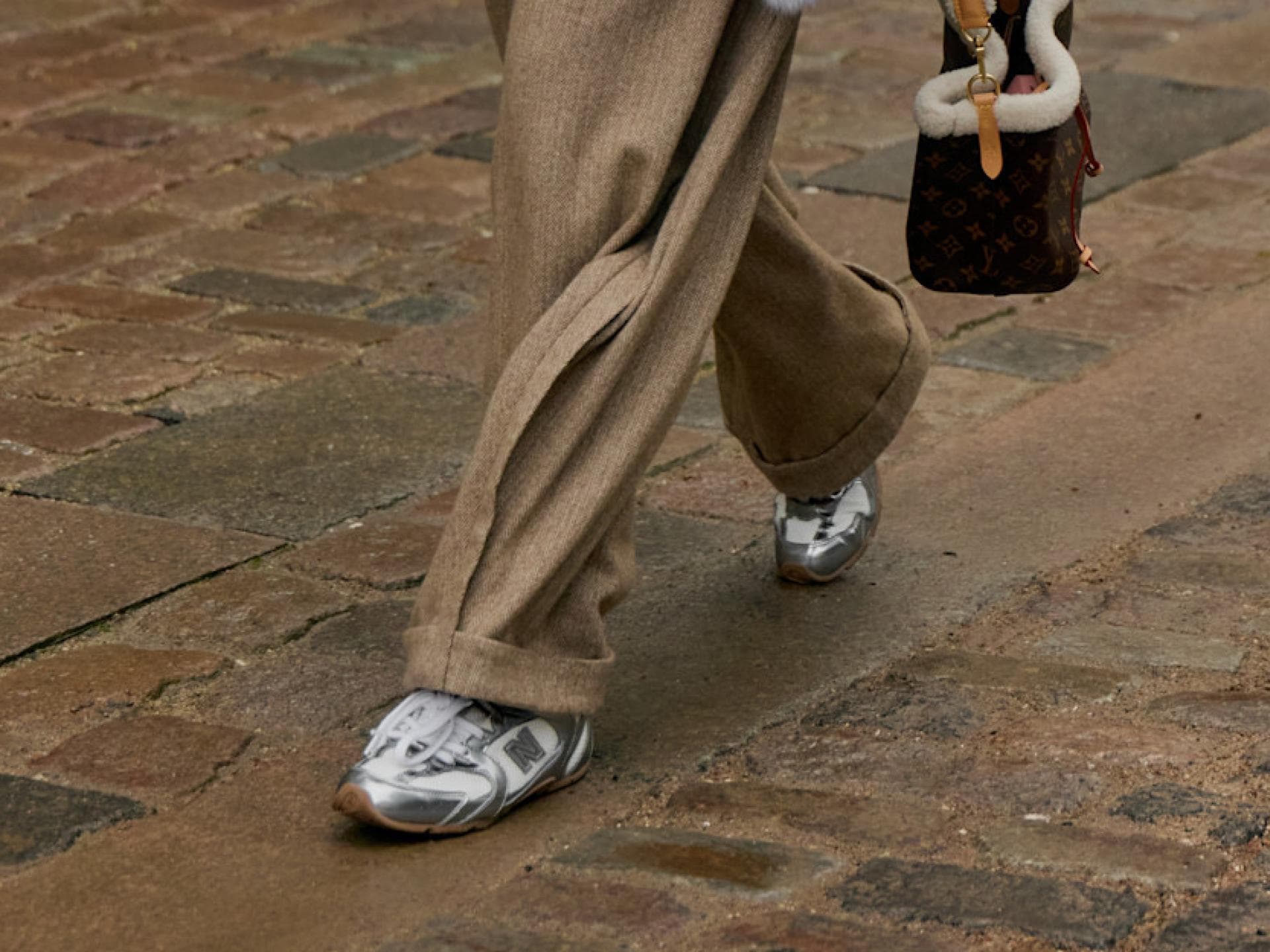 Silberfarbene Sneaker