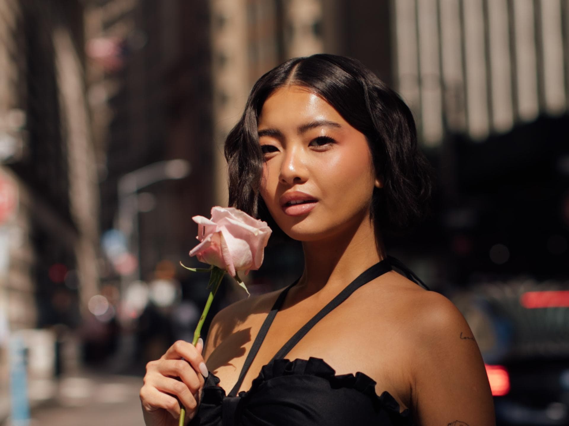 Frau mit Rose in der Hand Frau mit Rose in der Hand