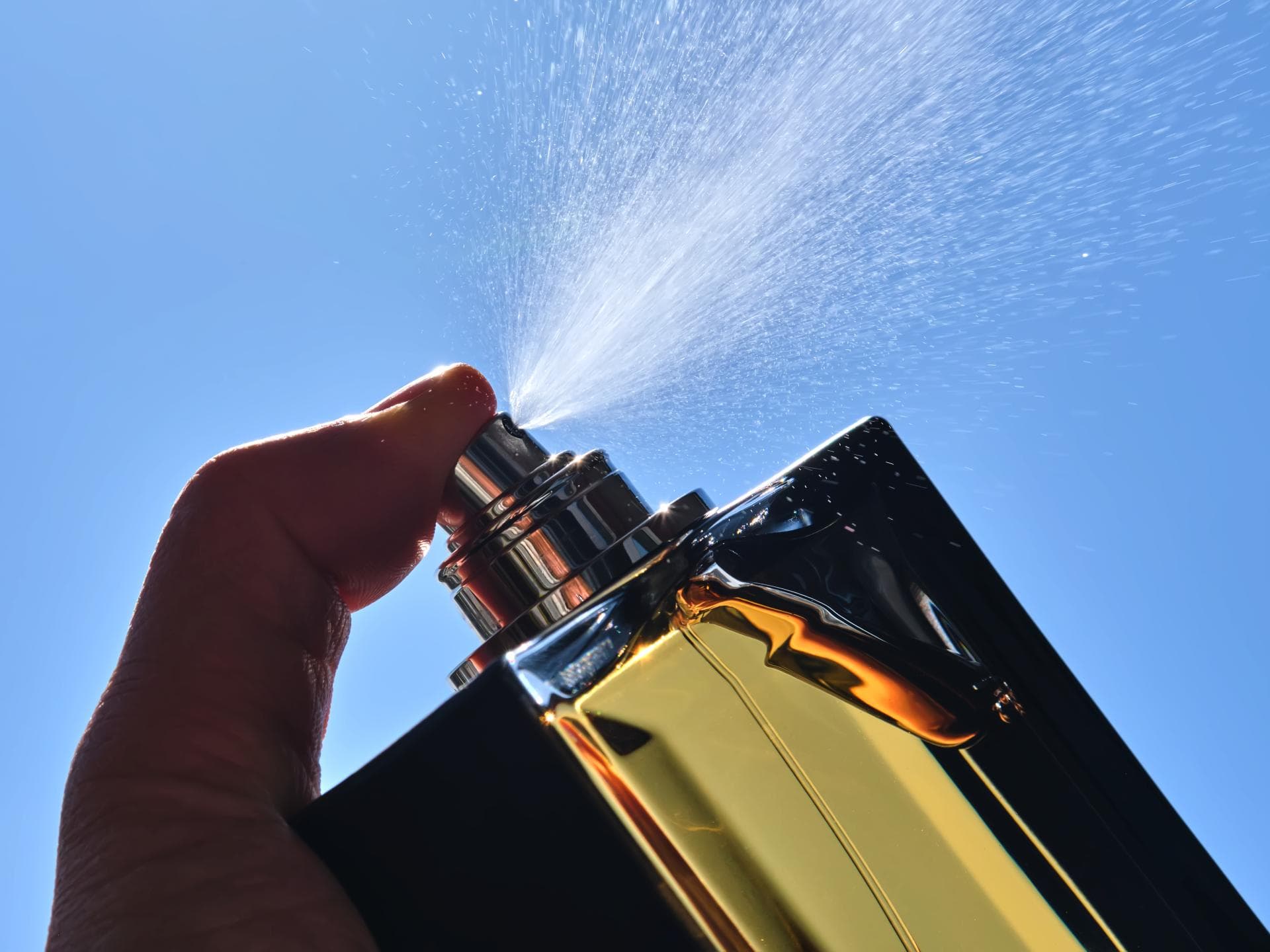 Parfum wird gesprüht