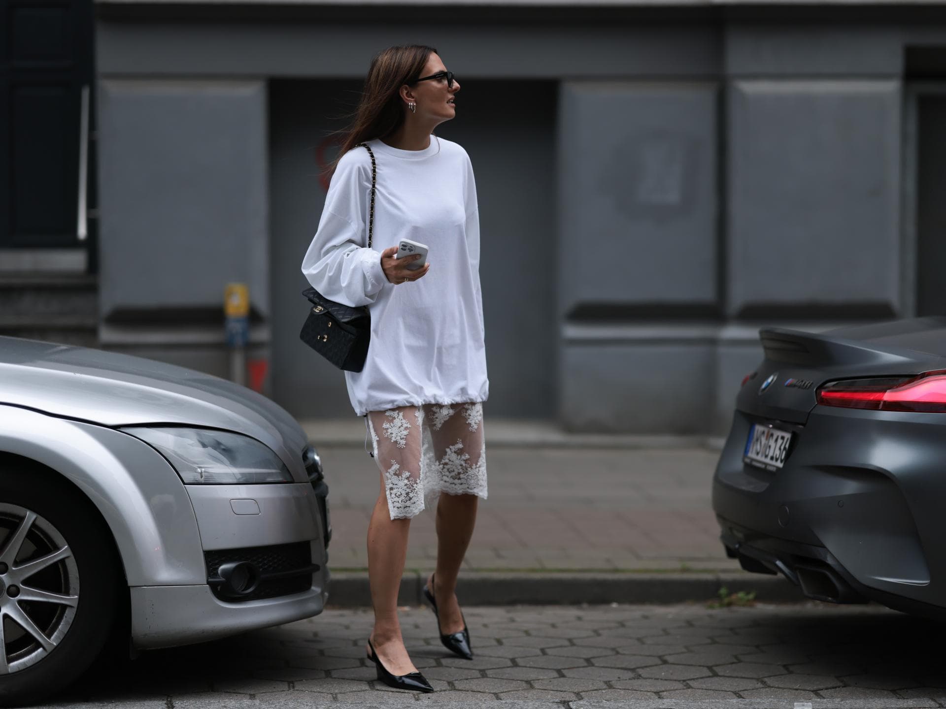 Spitzenrock kombinieren: Die schönsten Looks Frau in Spitzenrock