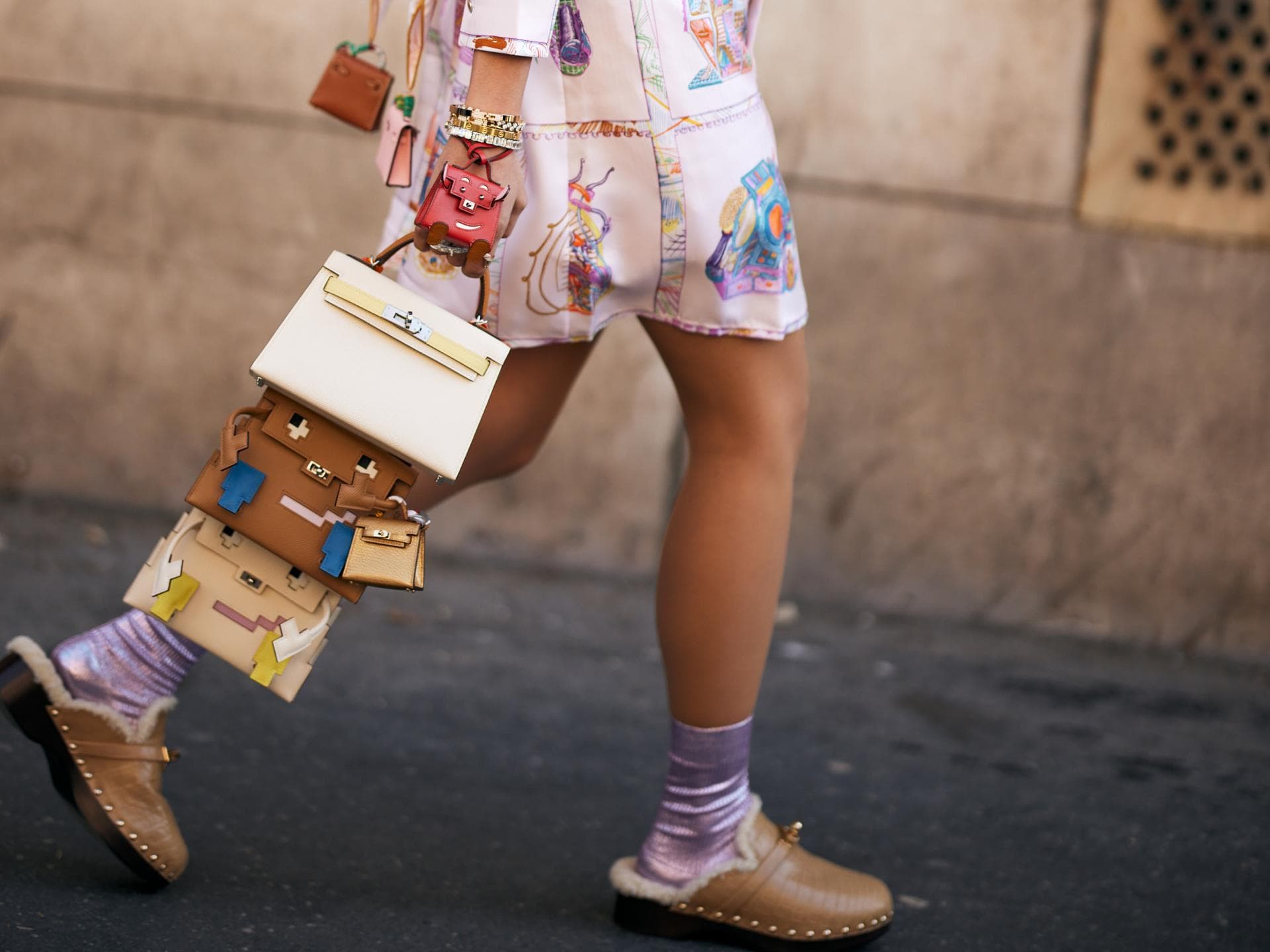 Frau in Clogs