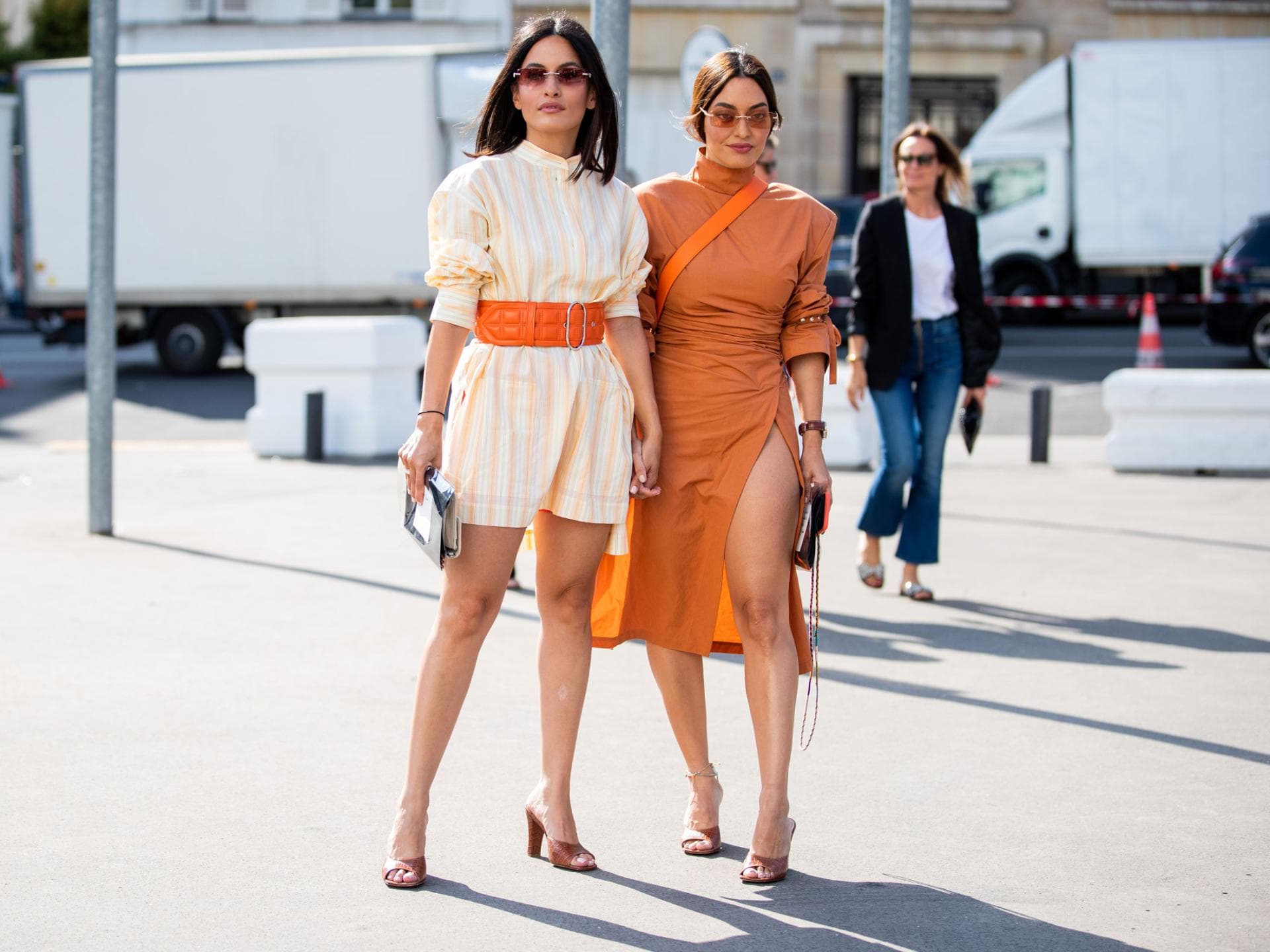 Zwei Frauen in stylischen Sommer-Looks