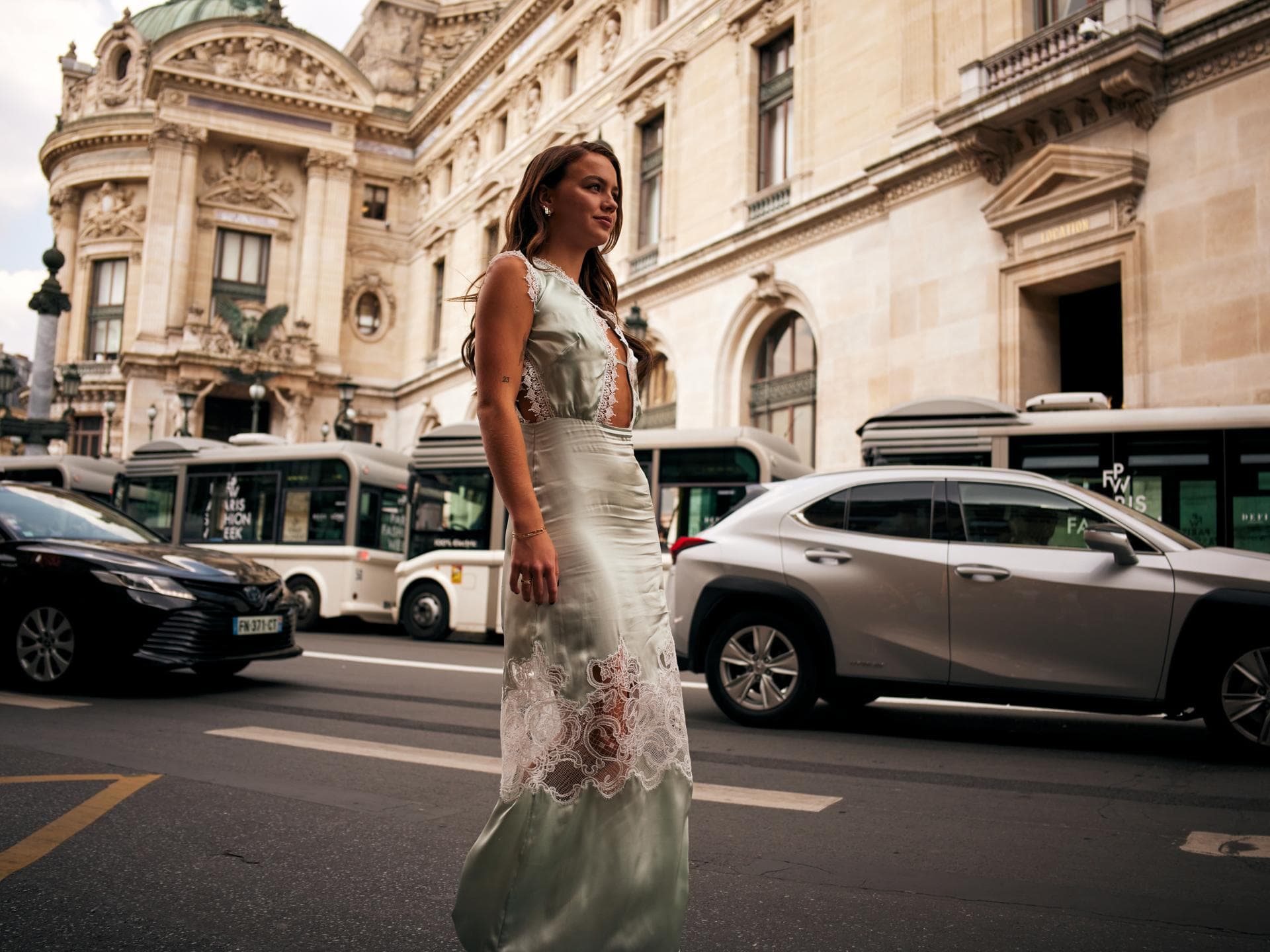 Frau in Kleid