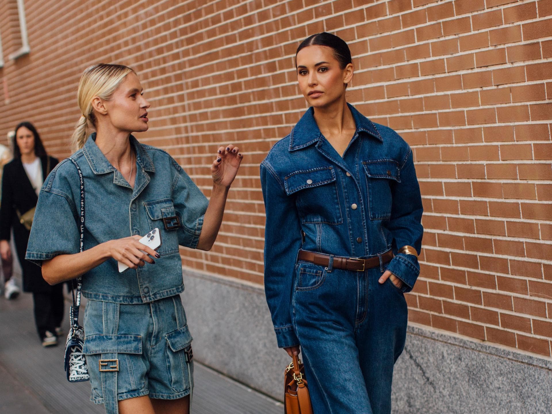 Zwei Frauen in All Over-Denim