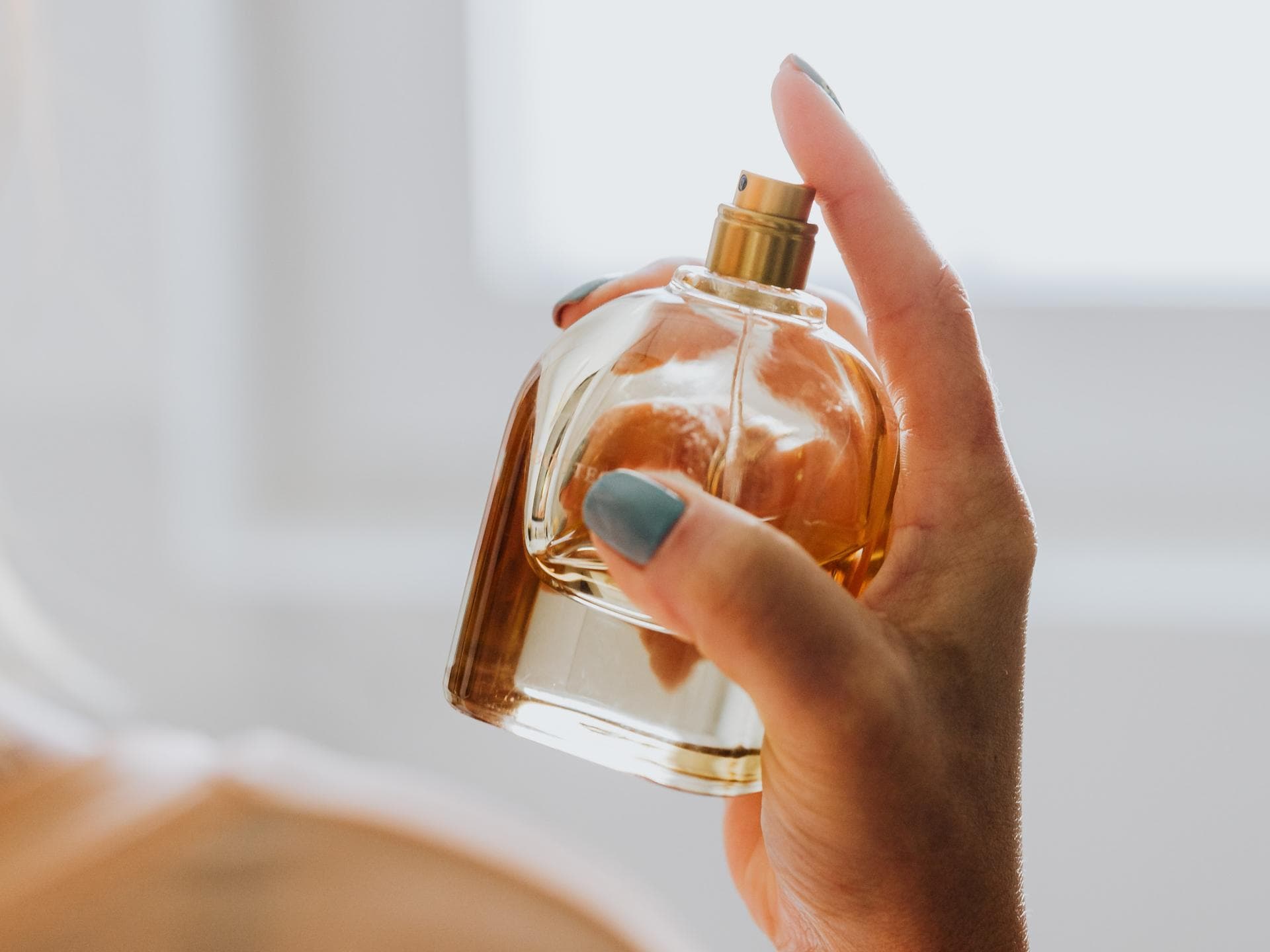 Eine Frau hält einen Duft in der Hand
