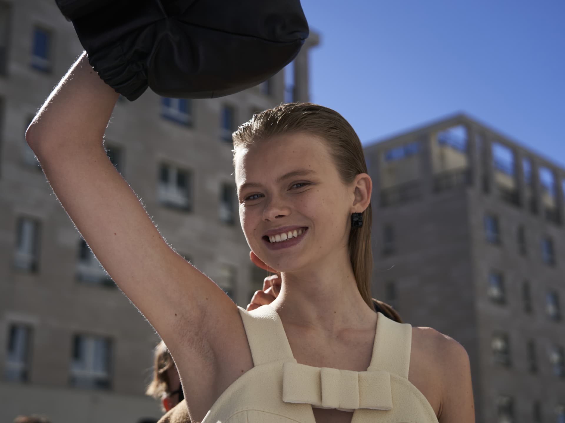 Model in der Sonne