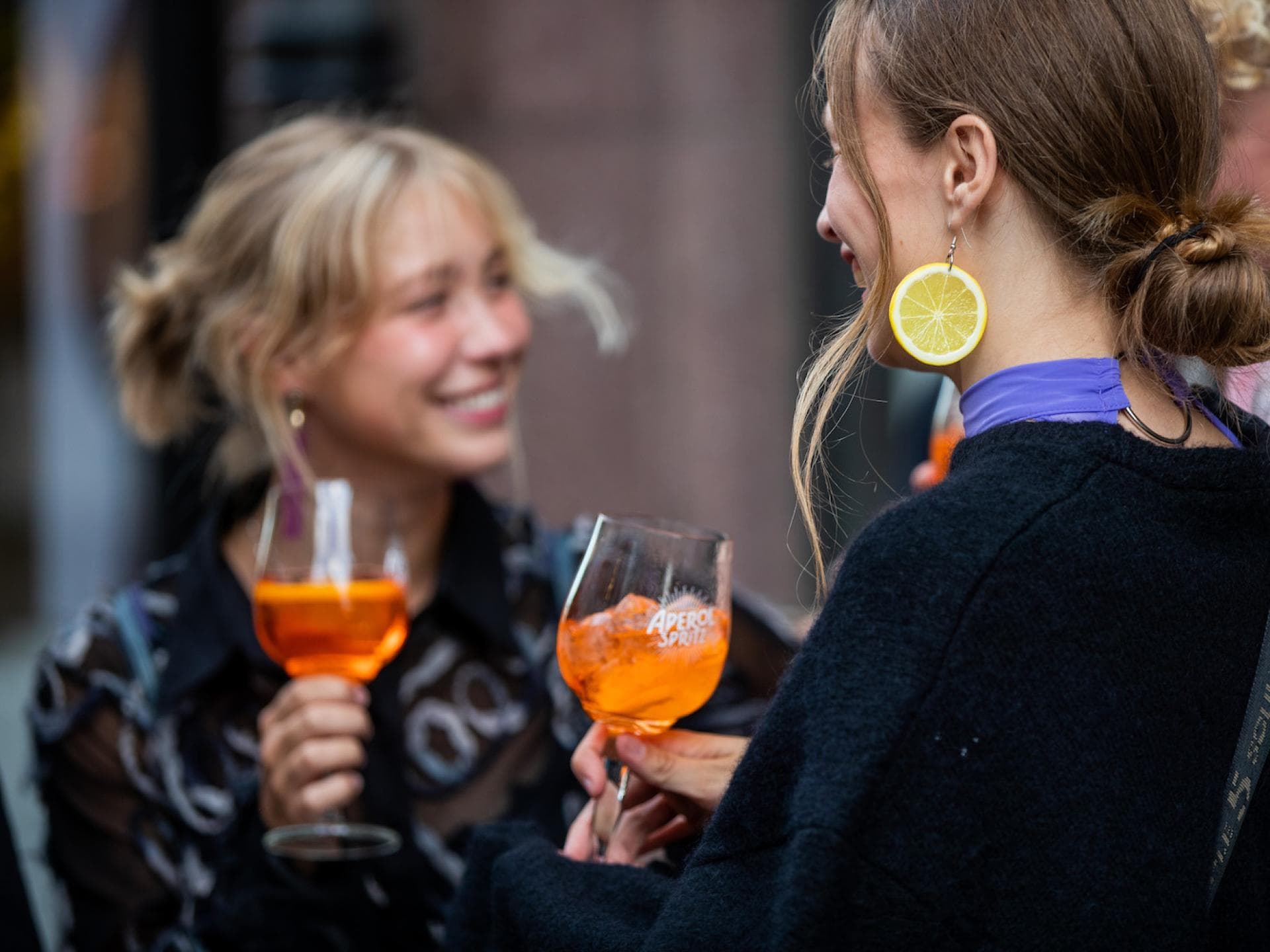 Frauen trinken Cocktail