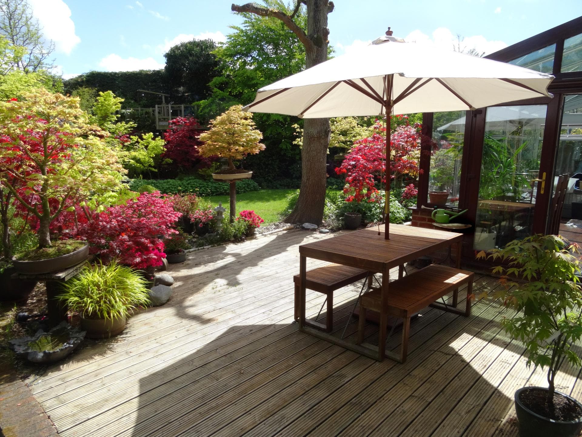 Ein Garten mit Sonnenschirm