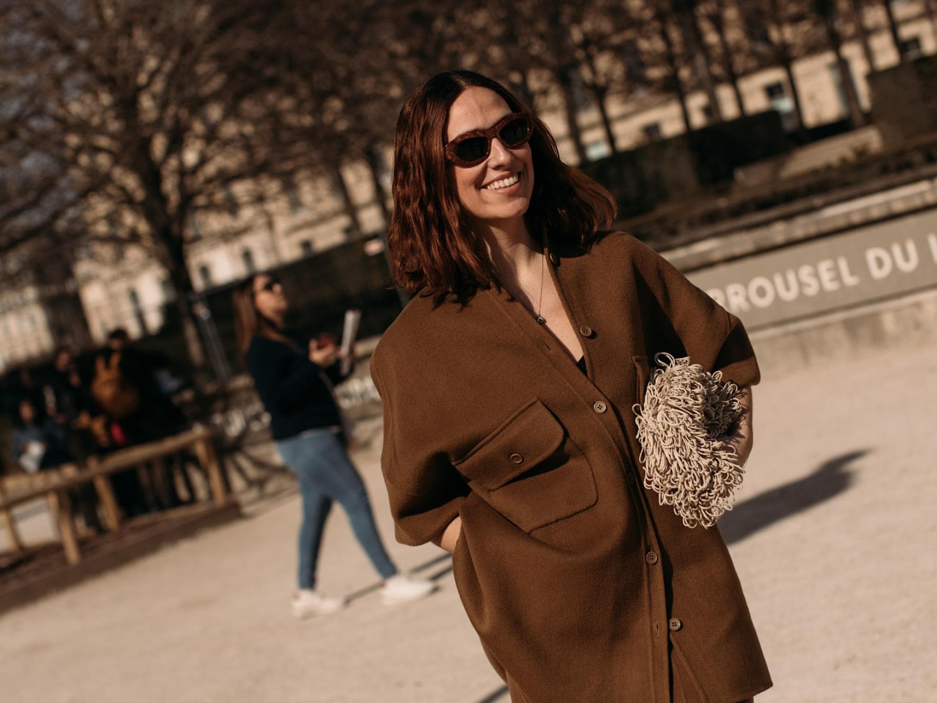 Modische Frau mit Cardigan