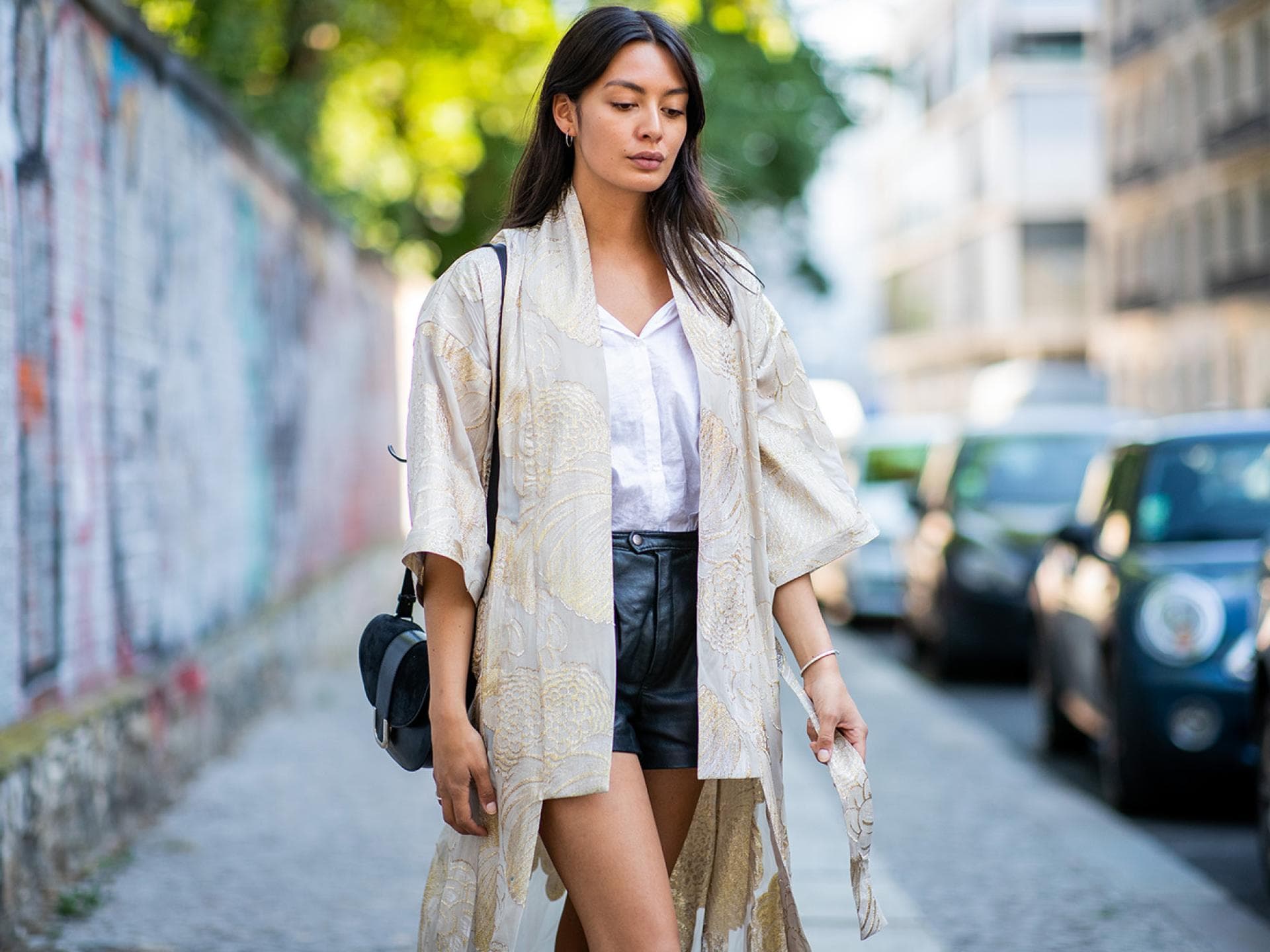 Eine Frau in Shorts, Bluse und Kimono
