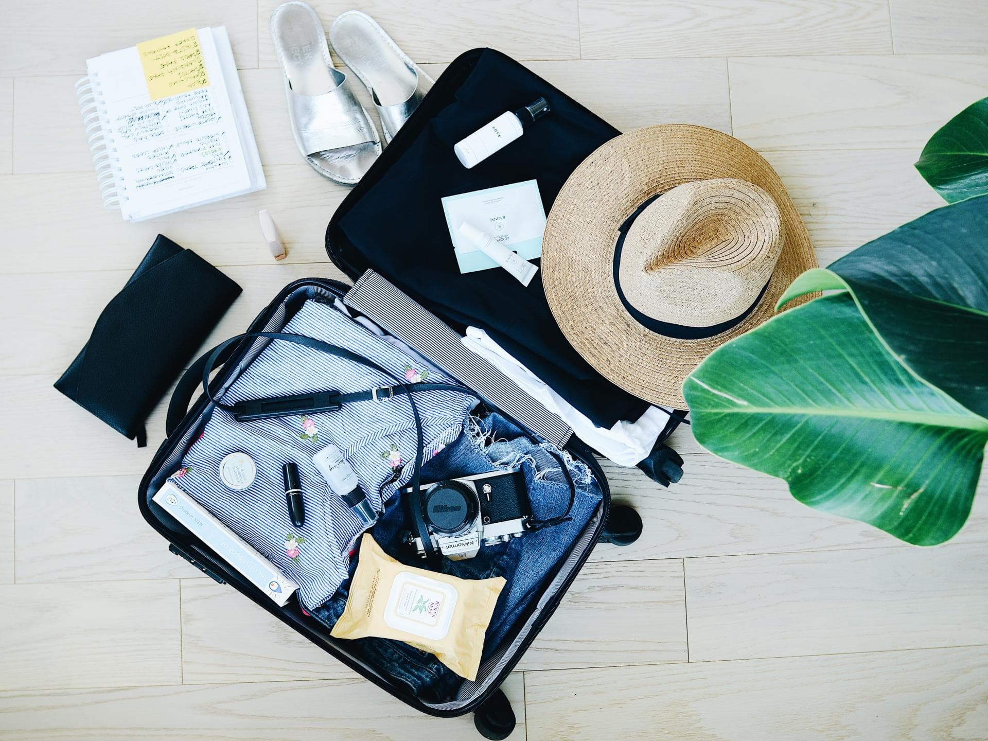 Den Koffer für eine Reise packen