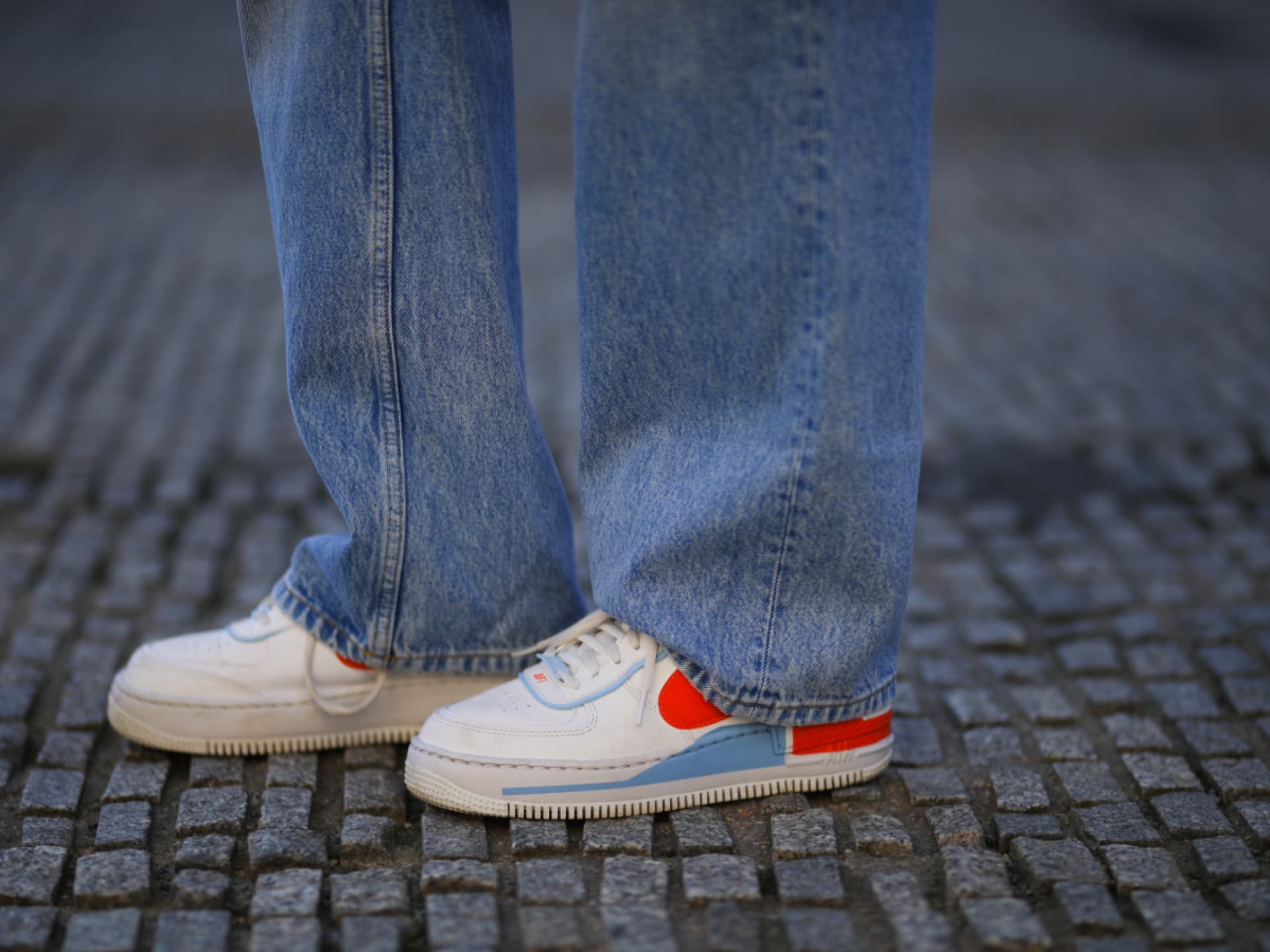 Diese 3 Sneaker passen am besten zu Flared Jeans Sneaker zur Flared Jeans