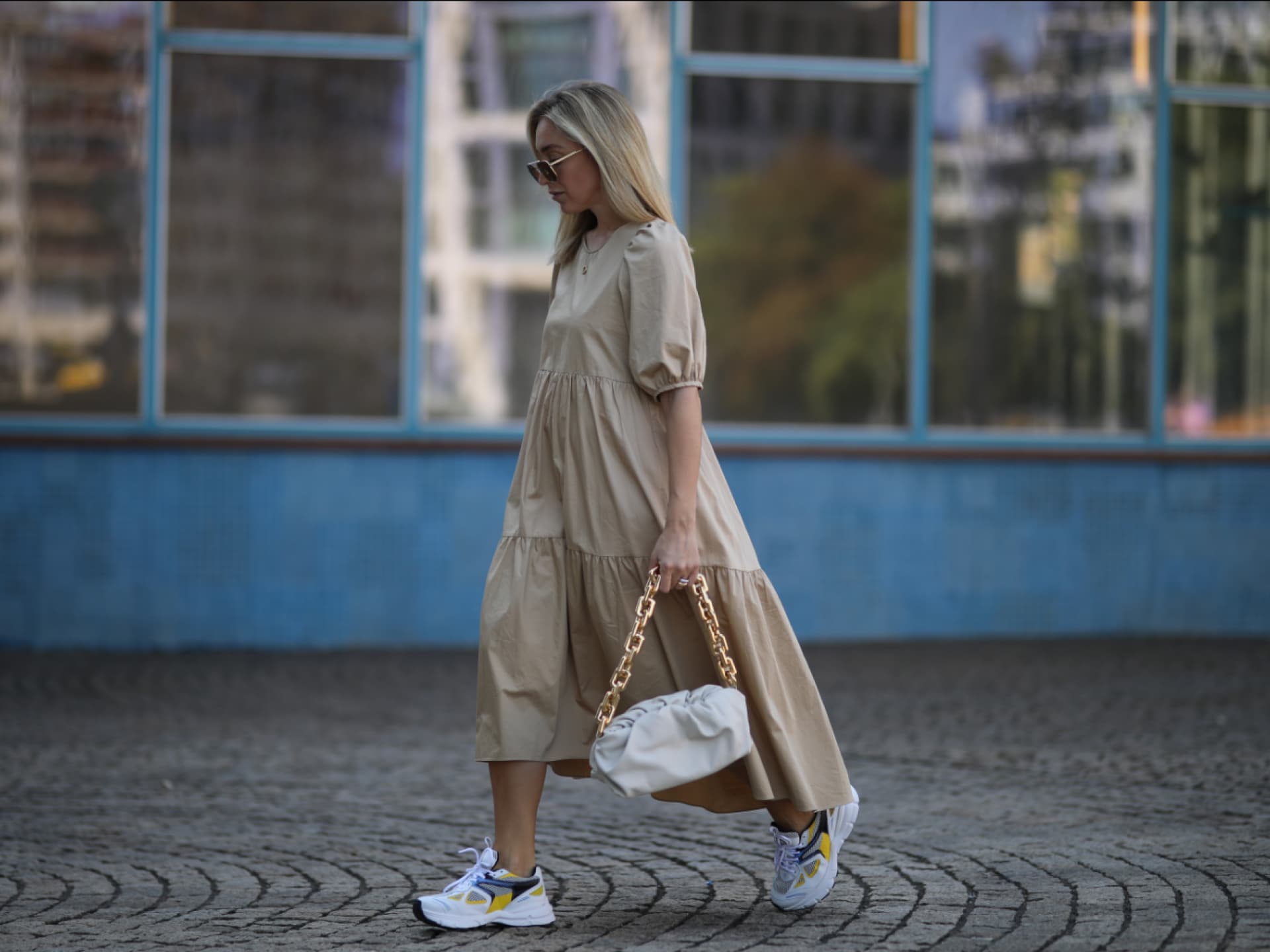 Sonia Lyson in einem Kleid in Beige