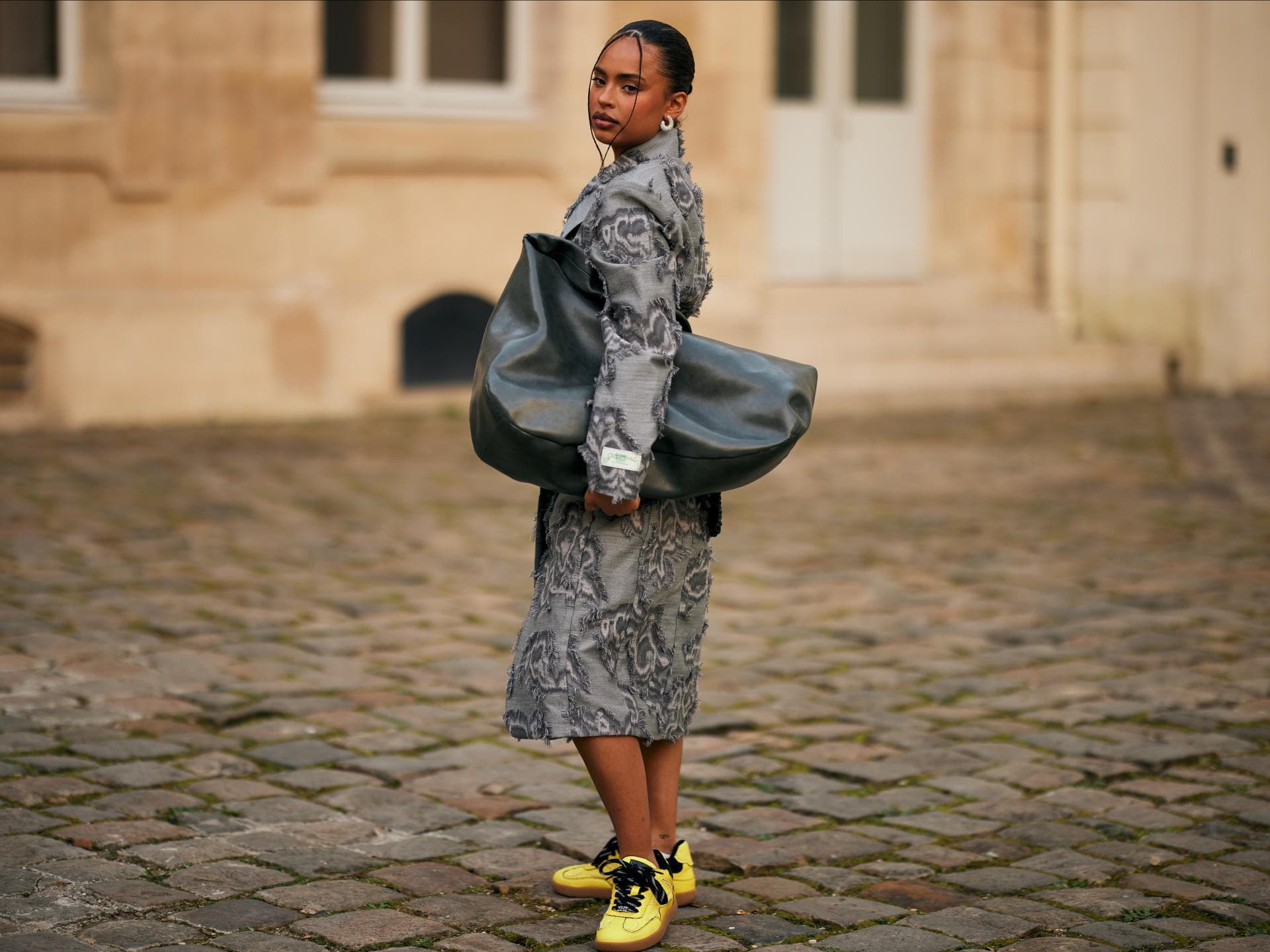 Dringend! Im Sommer 2025 brauchst du einen Sneaker in dieser Farbe Frau mit gelben Sneakern