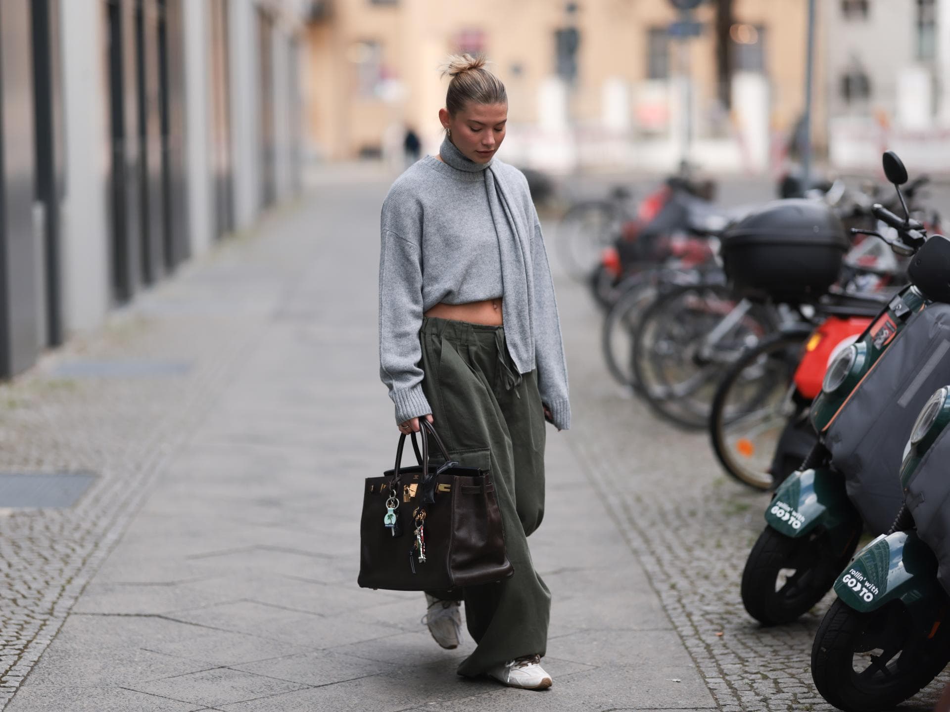 Frau in Sneakern