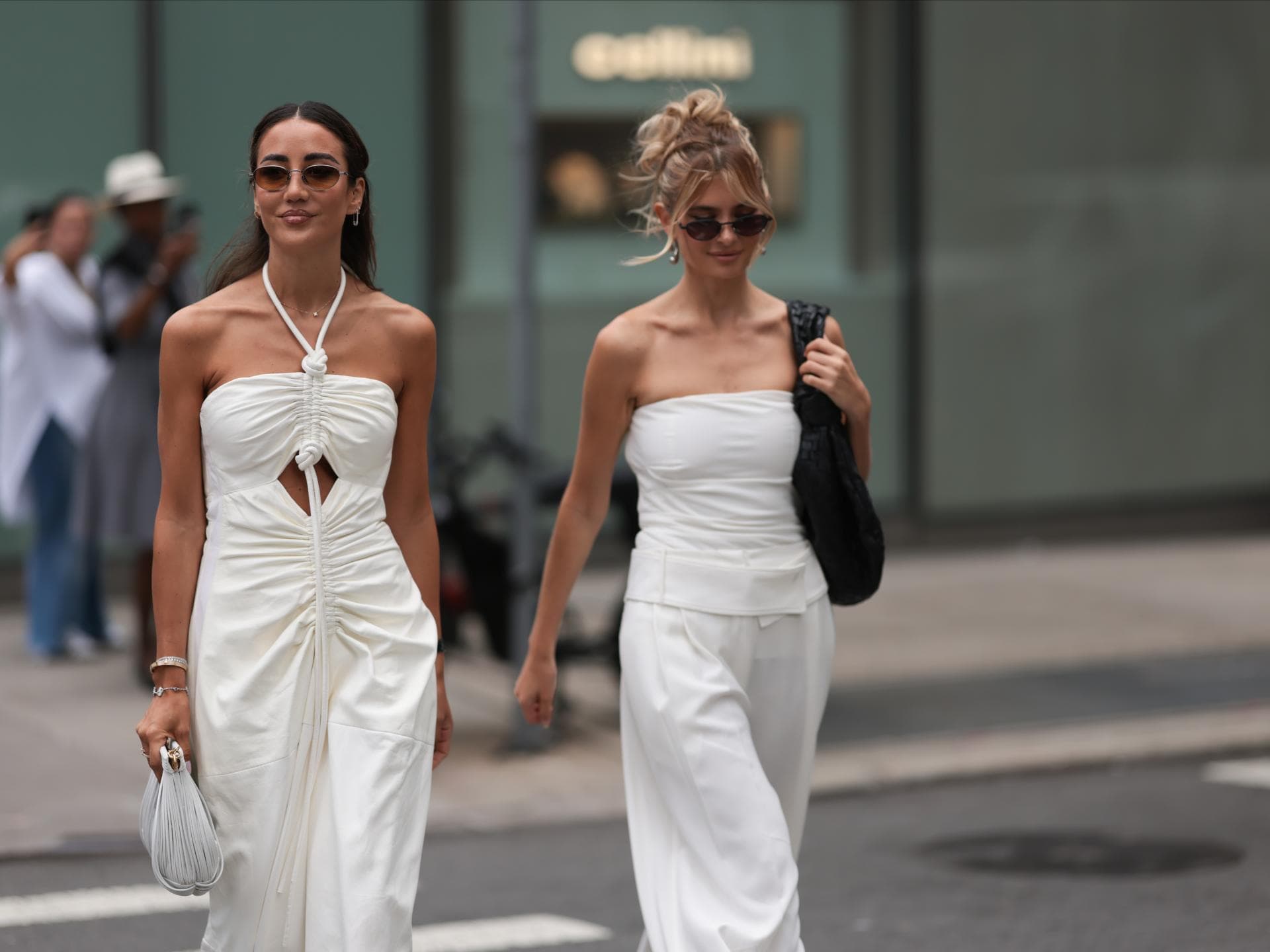 Zwei Frauen in hellen Looks