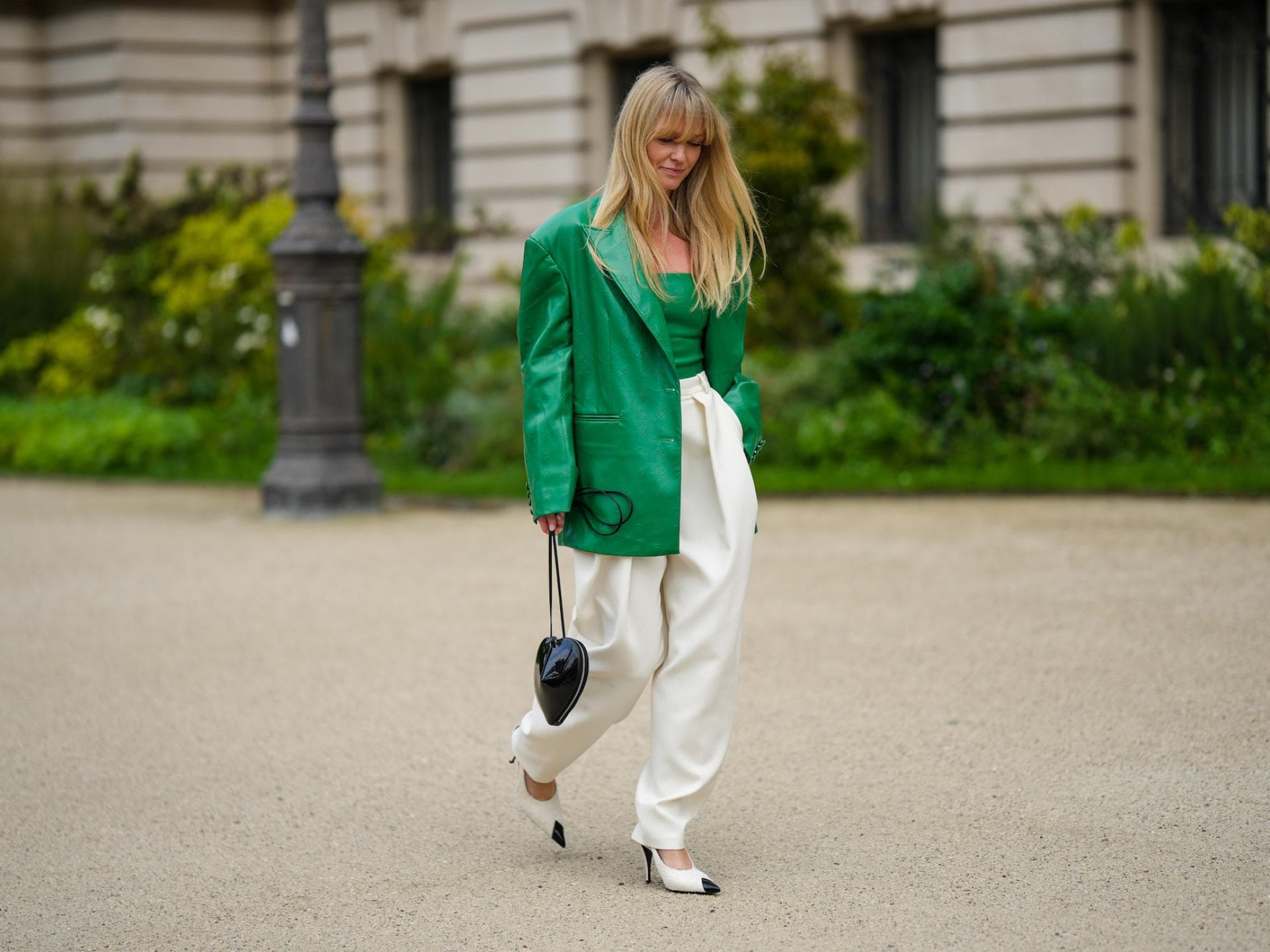 Weiße Hose kombinieren: Die schönsten Looks Frau in weißer Hose