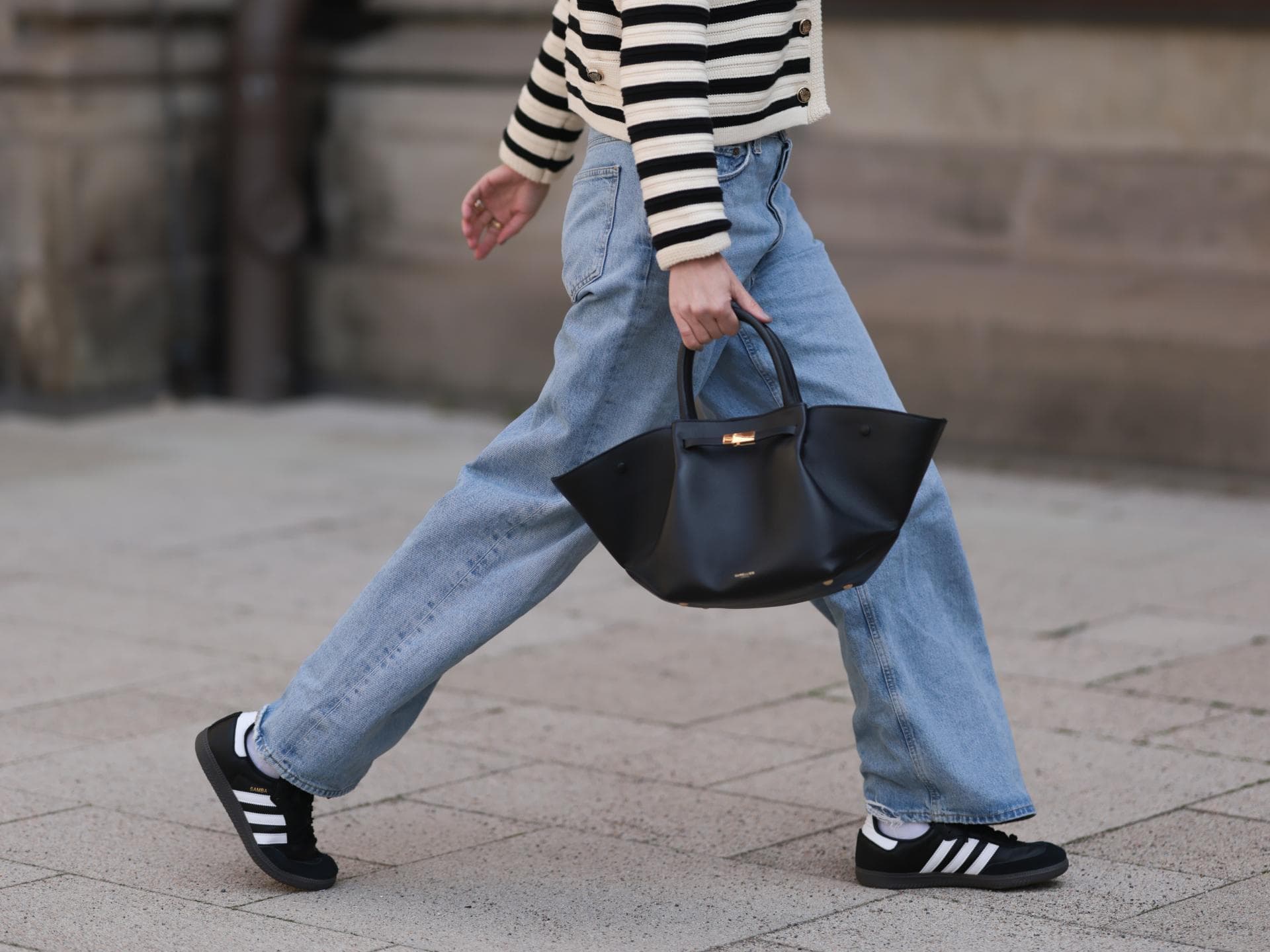 Frau in schwarzen Sneakern