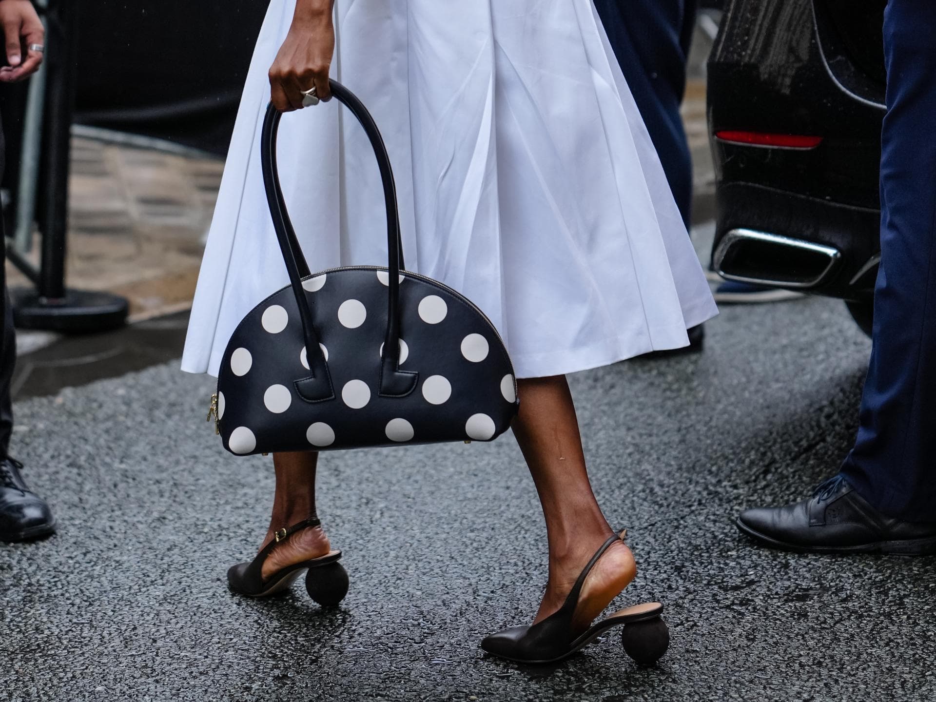 Weiße Boho-Röcke kombinieren wir im Sommer 2025 zu diesem Schuh-Trend Weißer Rock mit Slingbacks