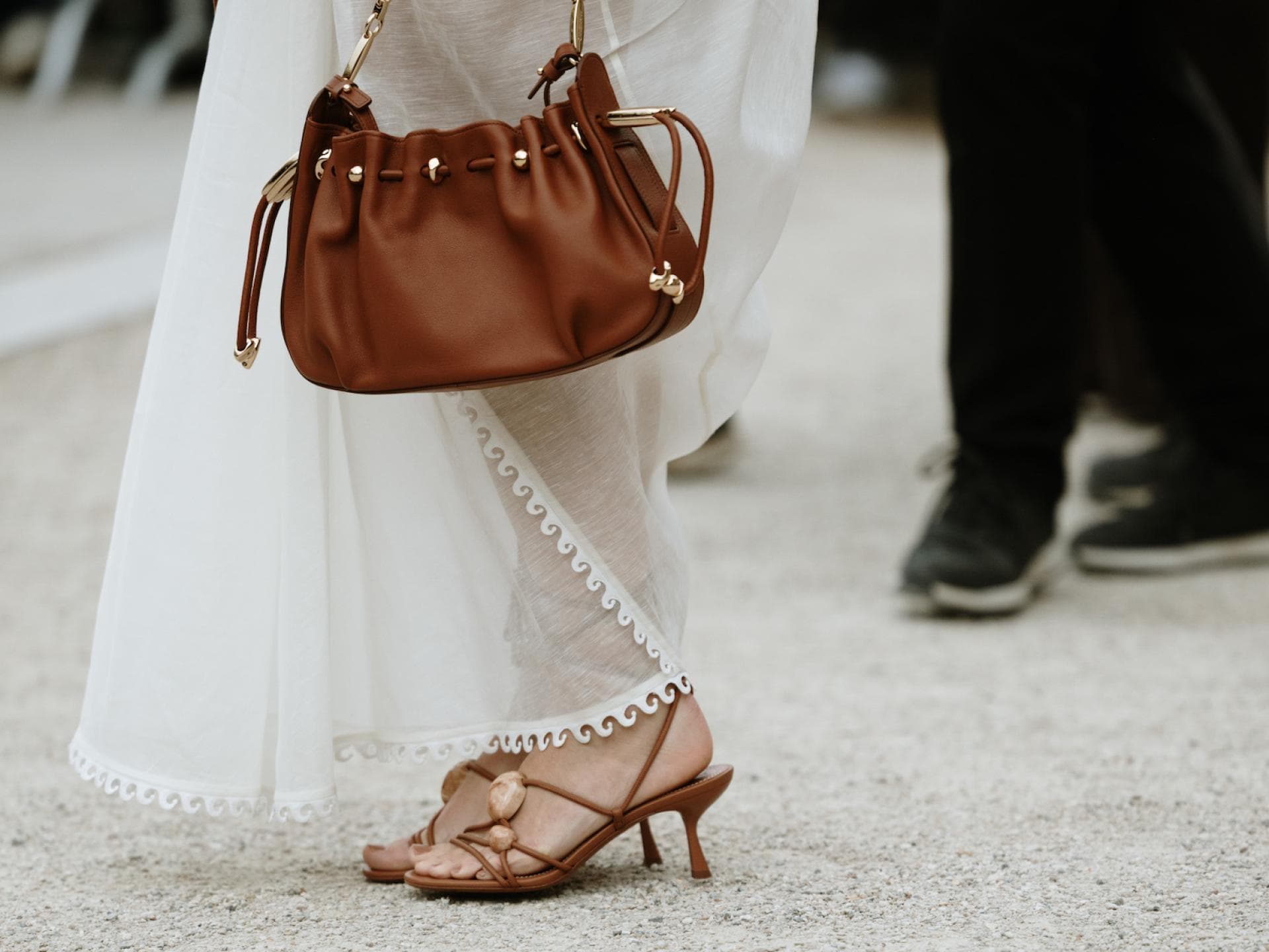 Weißes Kleid mit Handtasche in Cognac