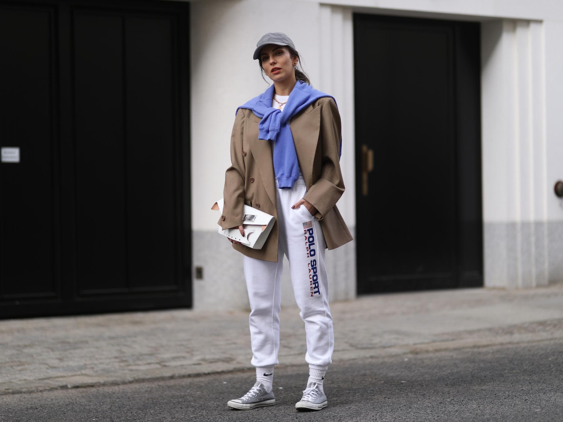 Eine Frau mit Jogginghose und Blazer