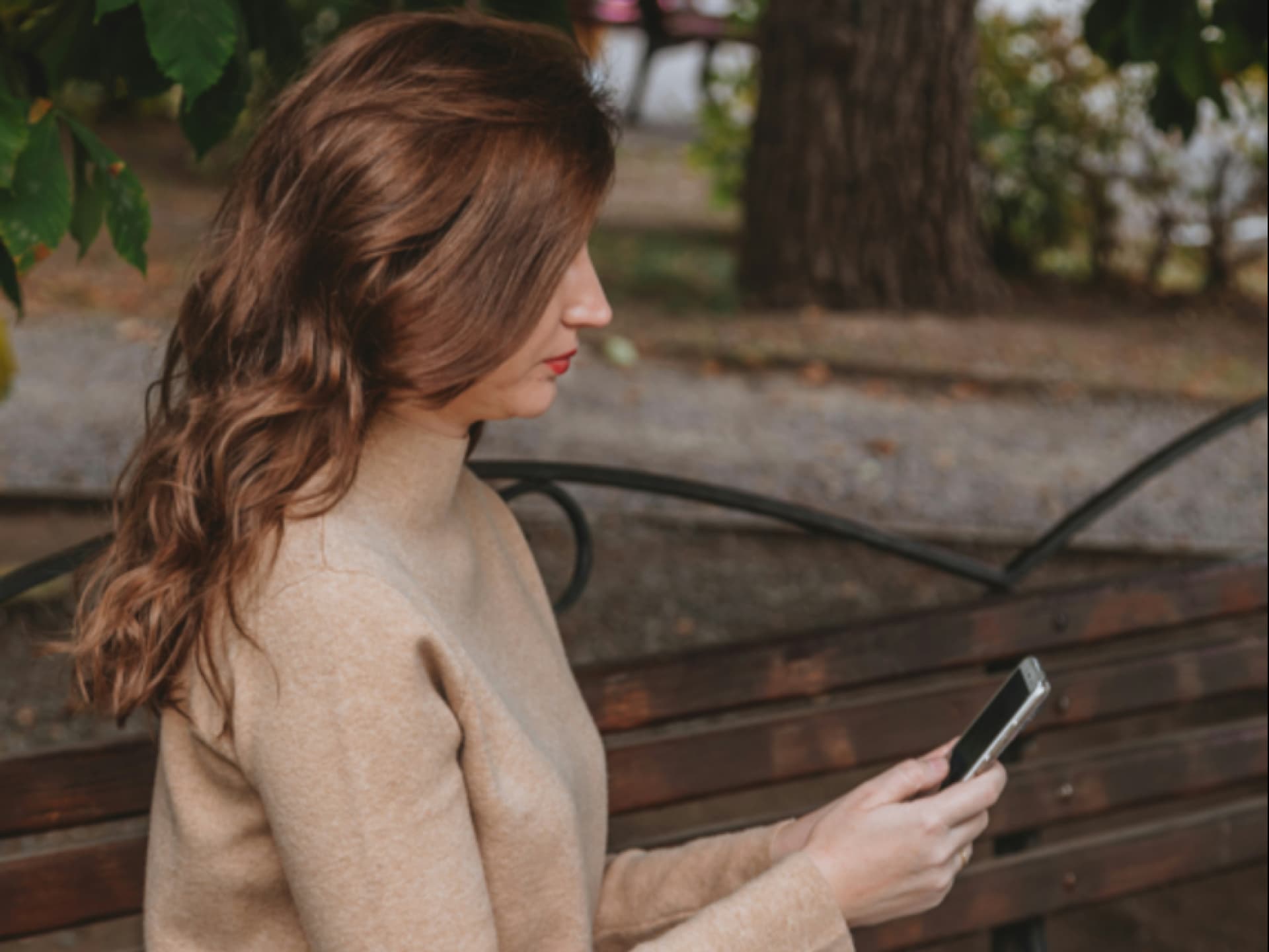 Eine Frau schaut auf ihr Handy