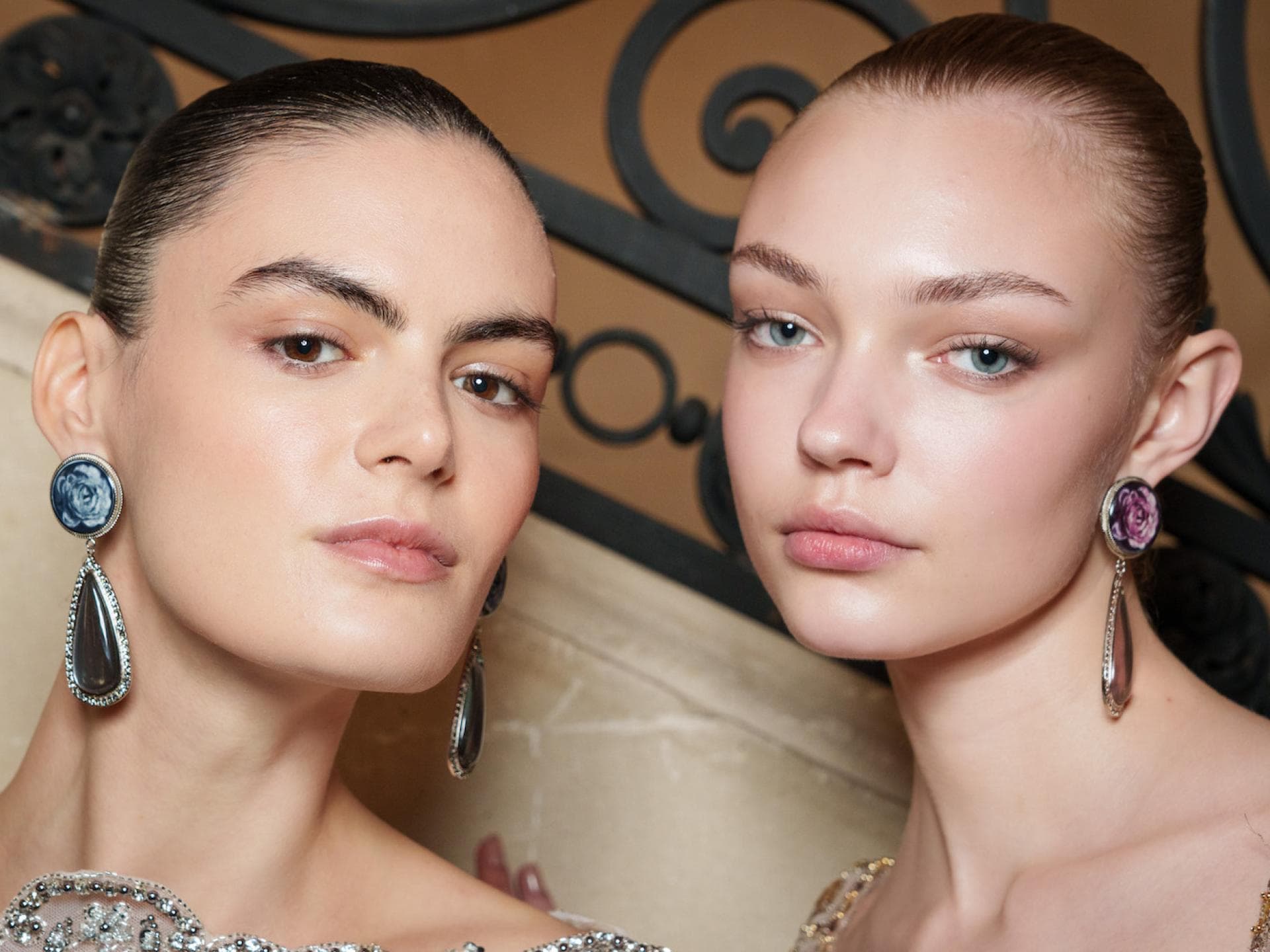 Zwei Models mit reiner Haut