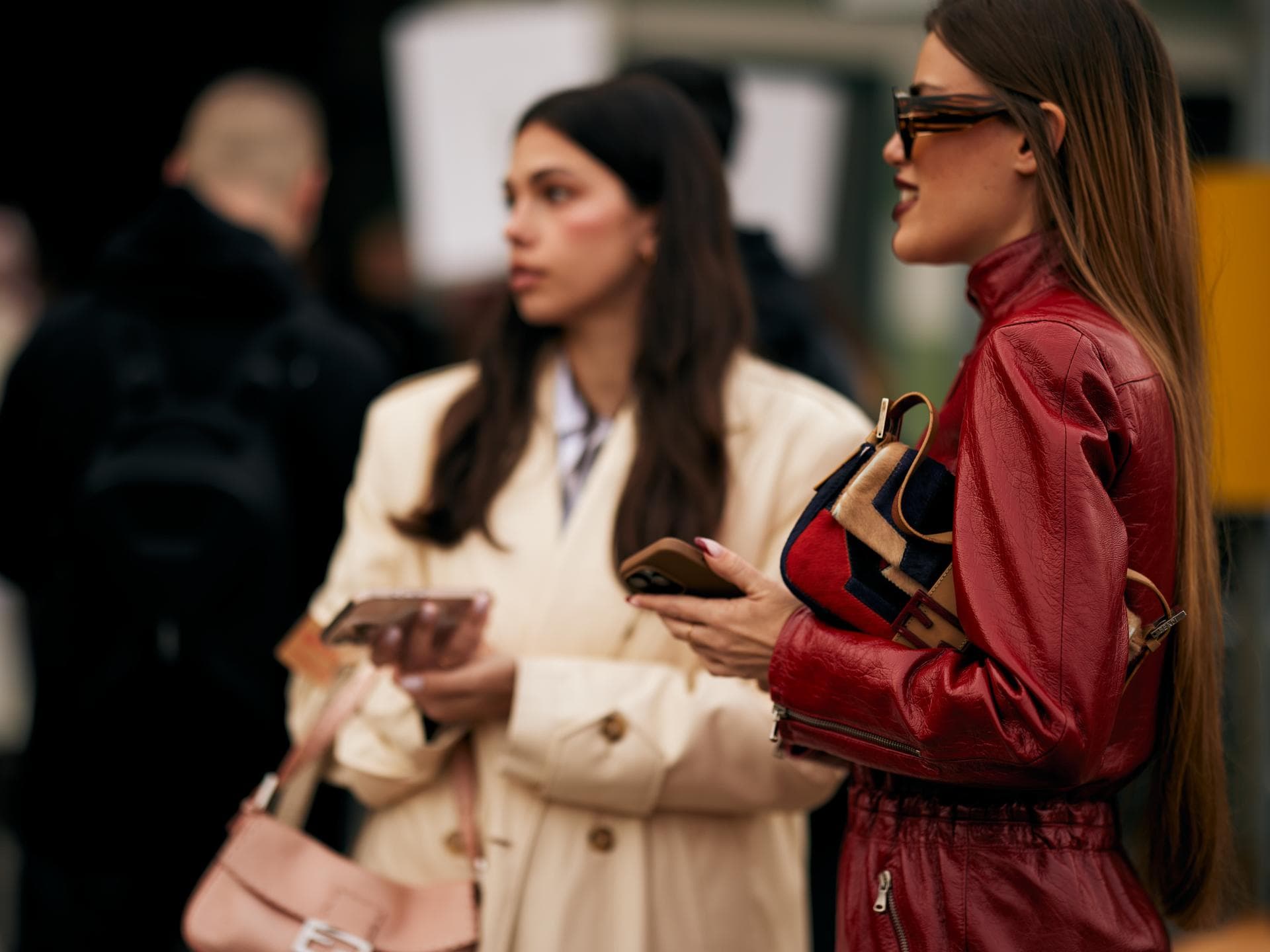 Dank dieser 7 Tricks bekommt ihr das ausverkaufte Teil trotzdem Zwei stylische Frauen