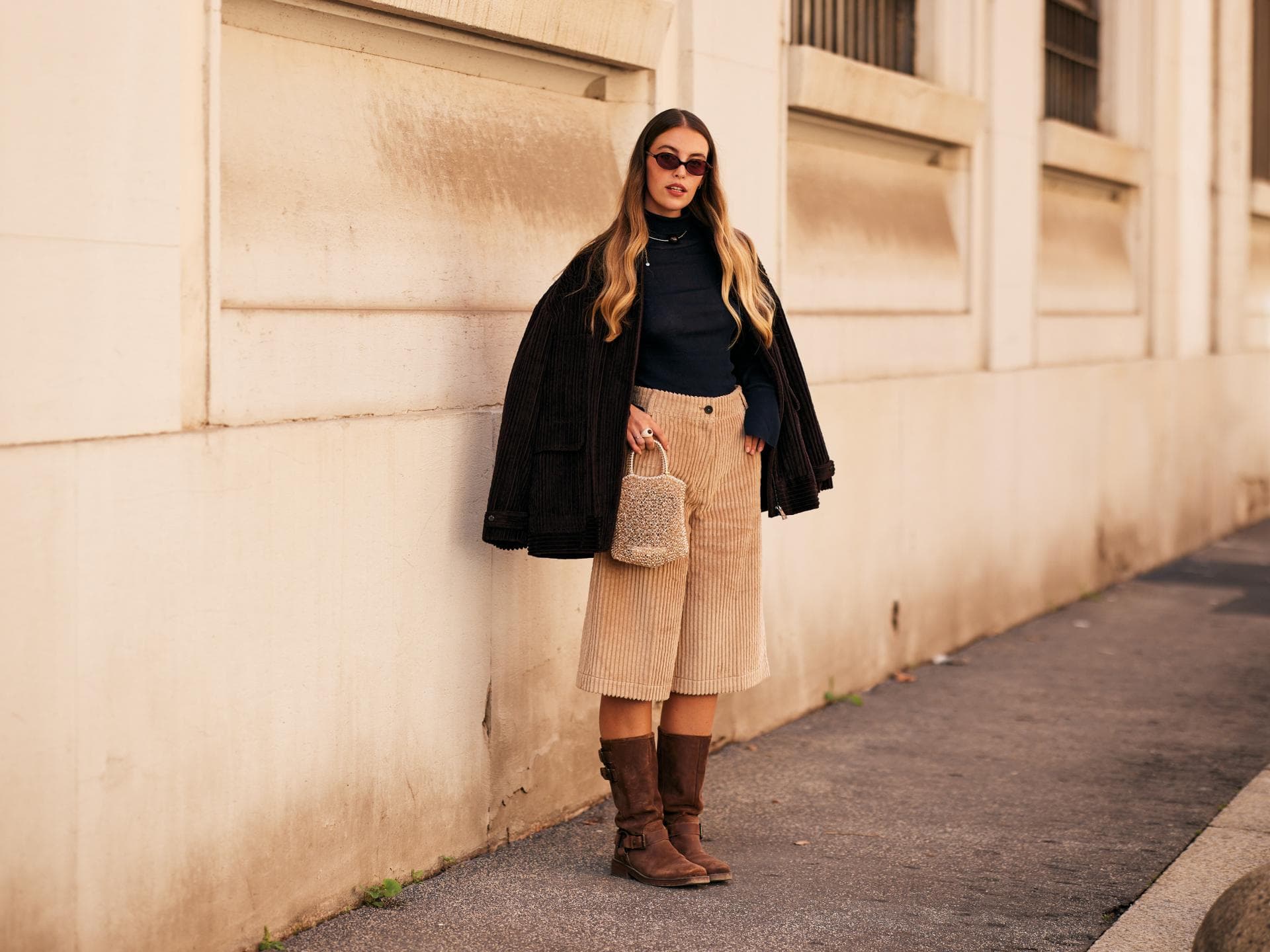 Shorts mit Stiefeln gestylt