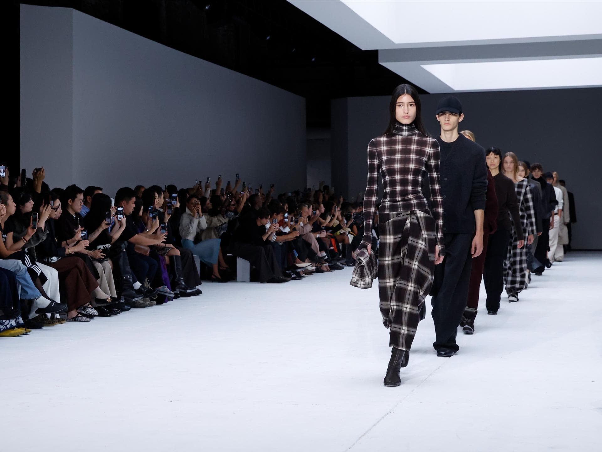 Aus New York! Die neue Cos-Kollektion für den Herbst 2025 ist Luxus pur – 3 Mode-Trends Cos