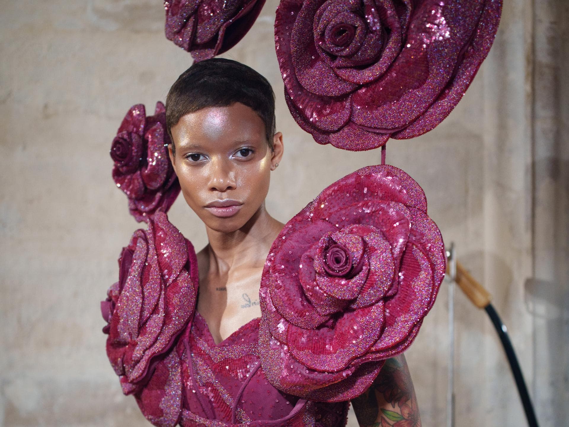 Model in Kleid mit floralen Details Model in Kleid mit floralen Details