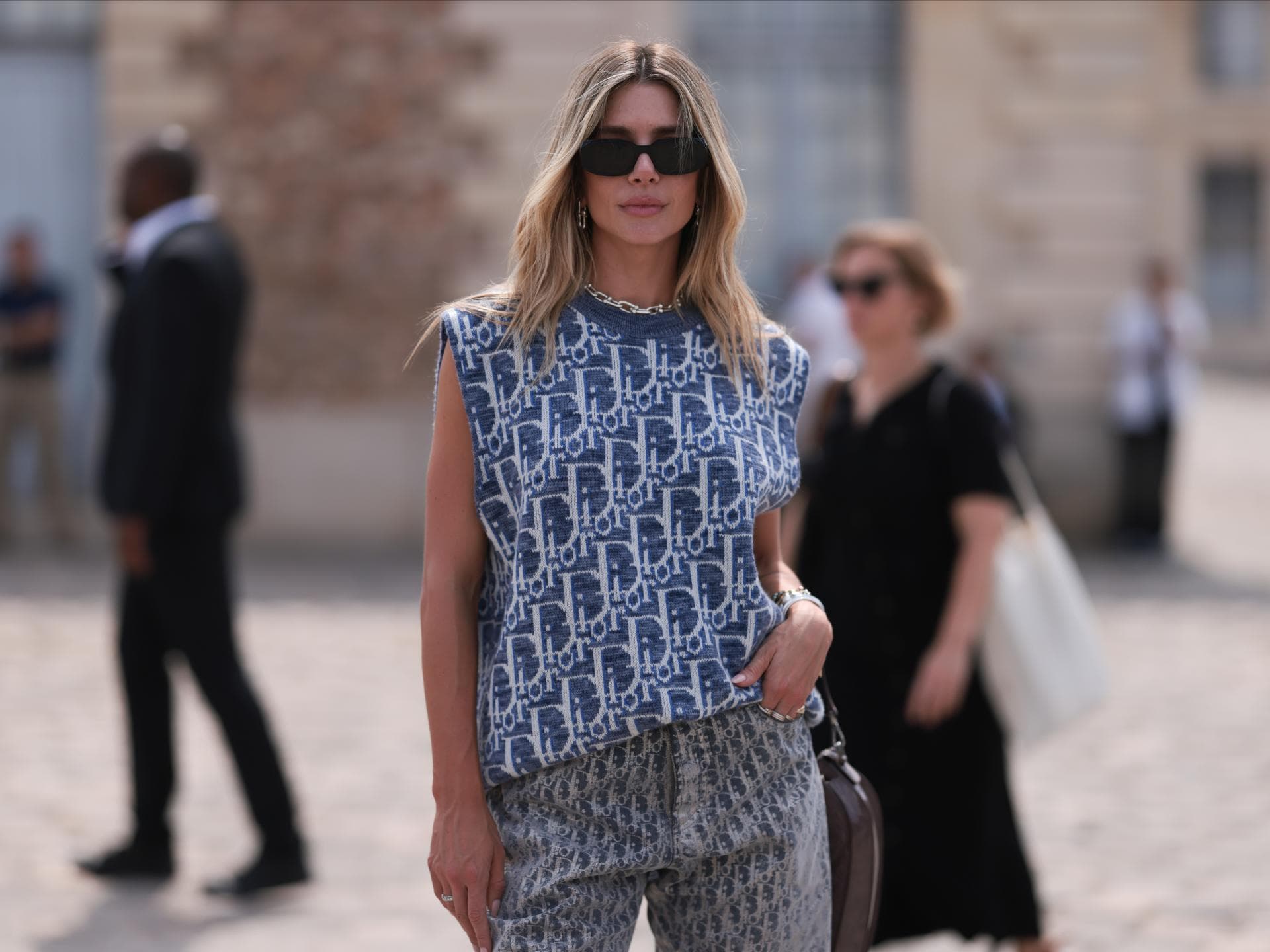 Pullunder kombinieren: Styling-Tipps und angesagte Modelle Frau in Pullunder