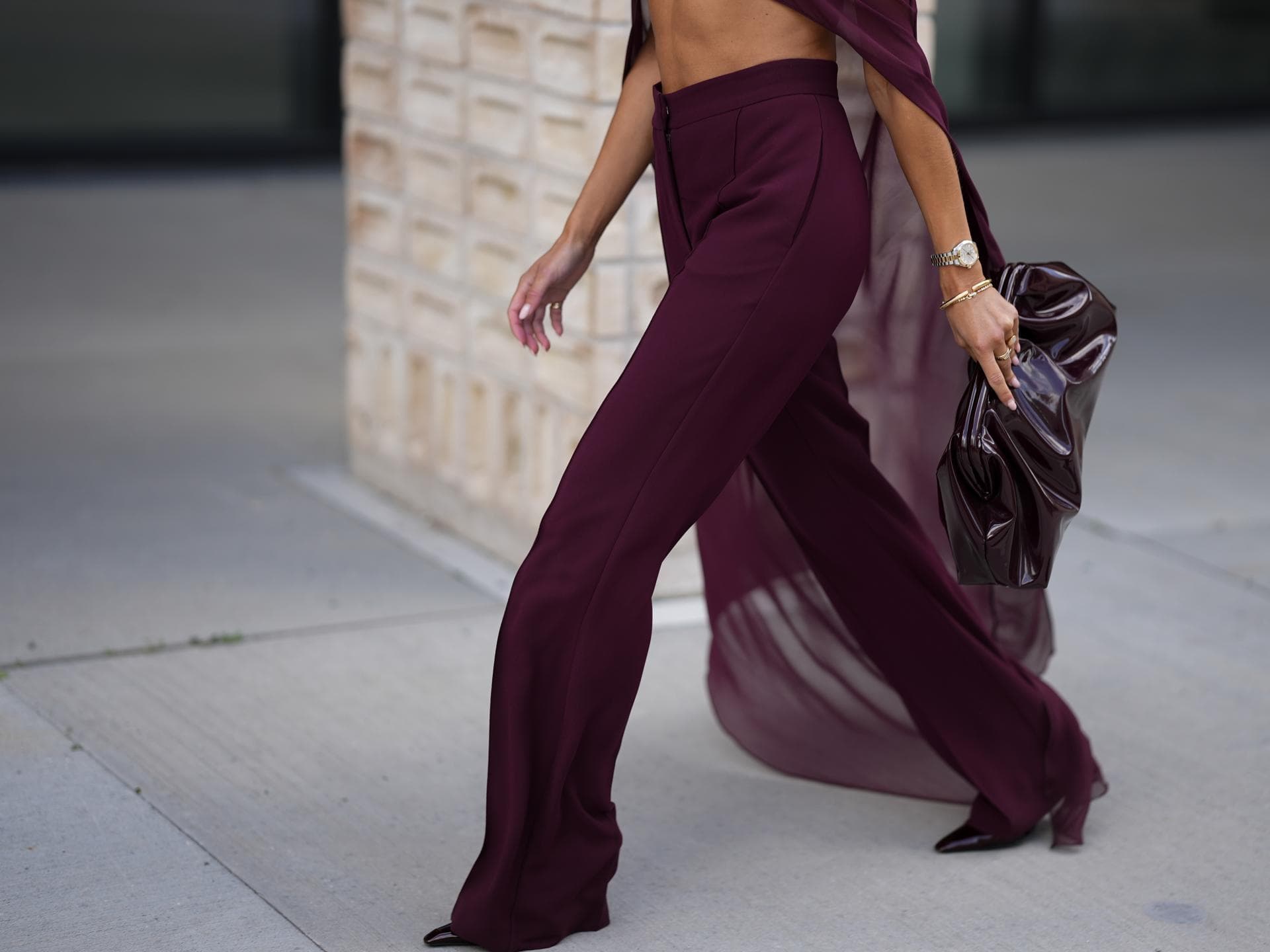 Im Herbst 2025 brauchen wir eine Tasche in dieser Trendfarbe Aubergine