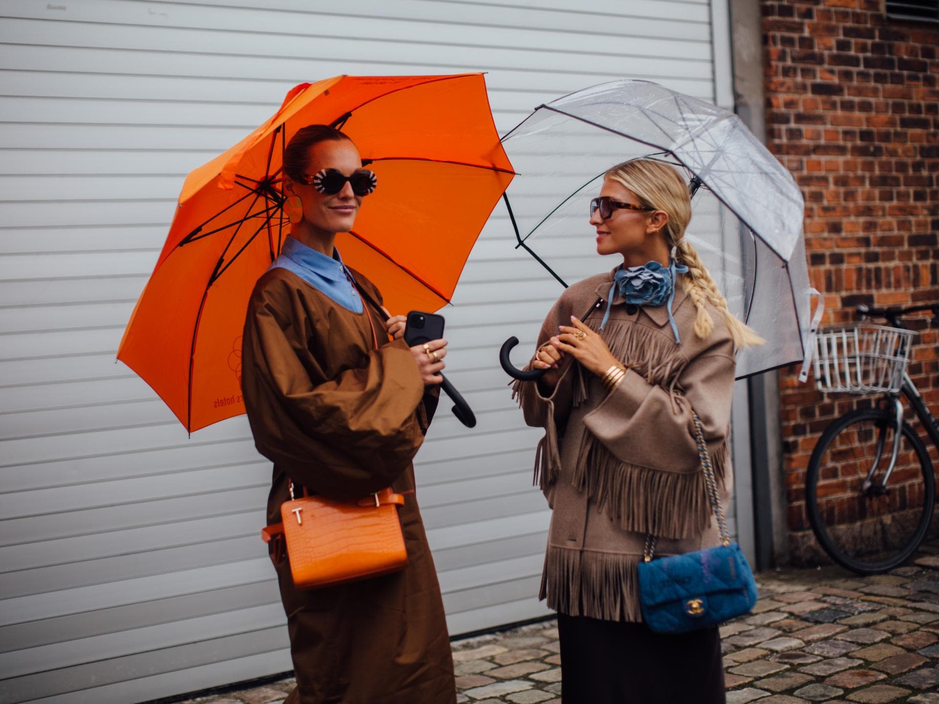 Zwei stylische Frauen