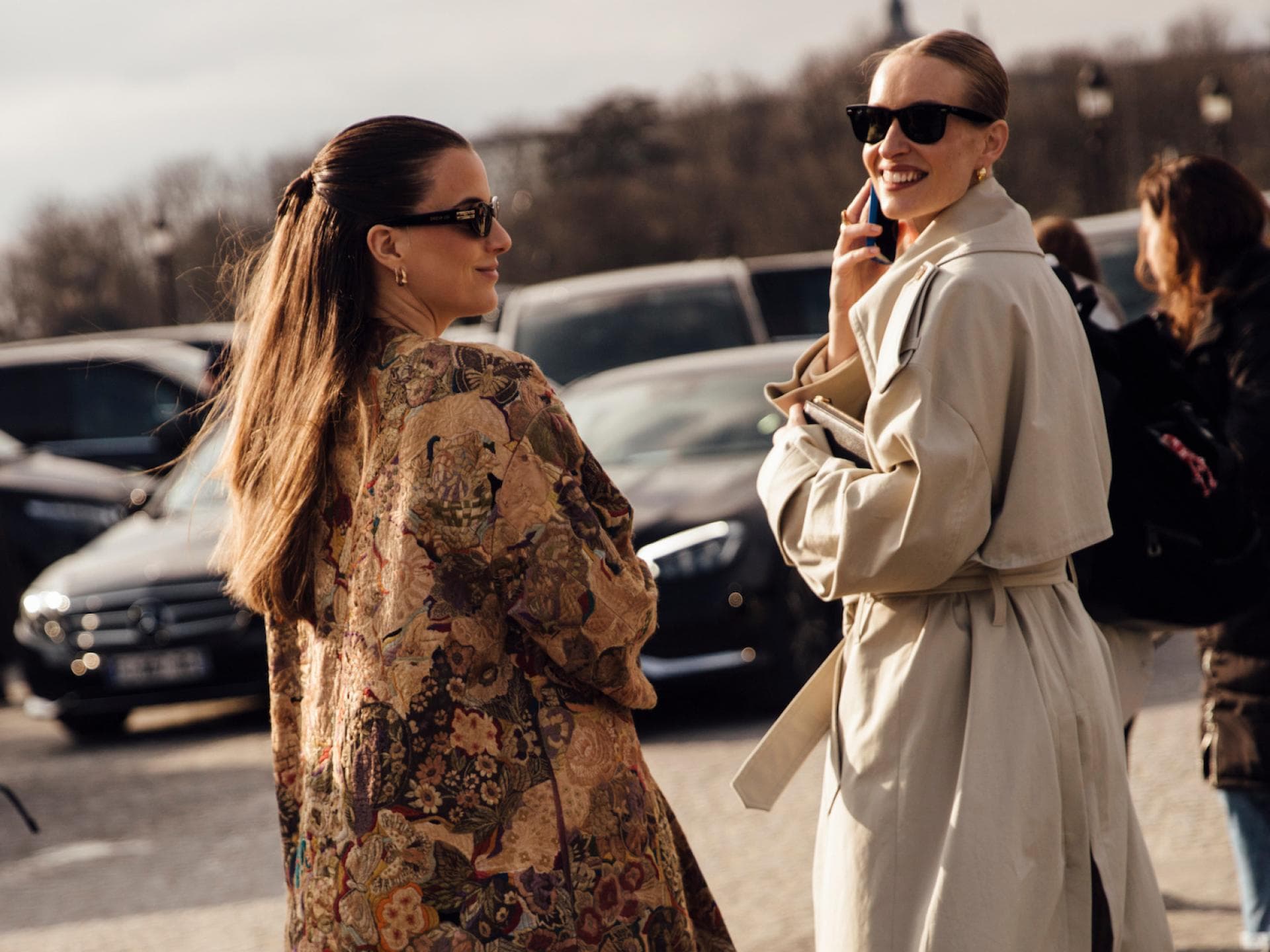 Zwei Frauen im Herbst-Look Zwei Frauen im Herbst-Look