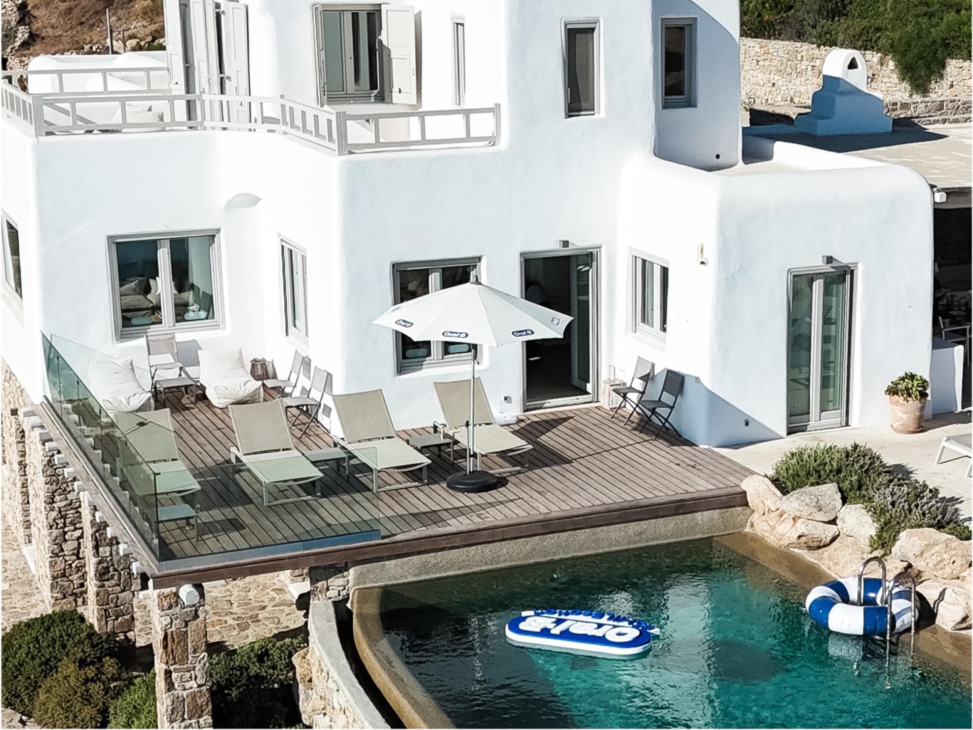 Auf Mykonos wurden die neuen Oral-B Whitening-Zahncremes gefeiert. 