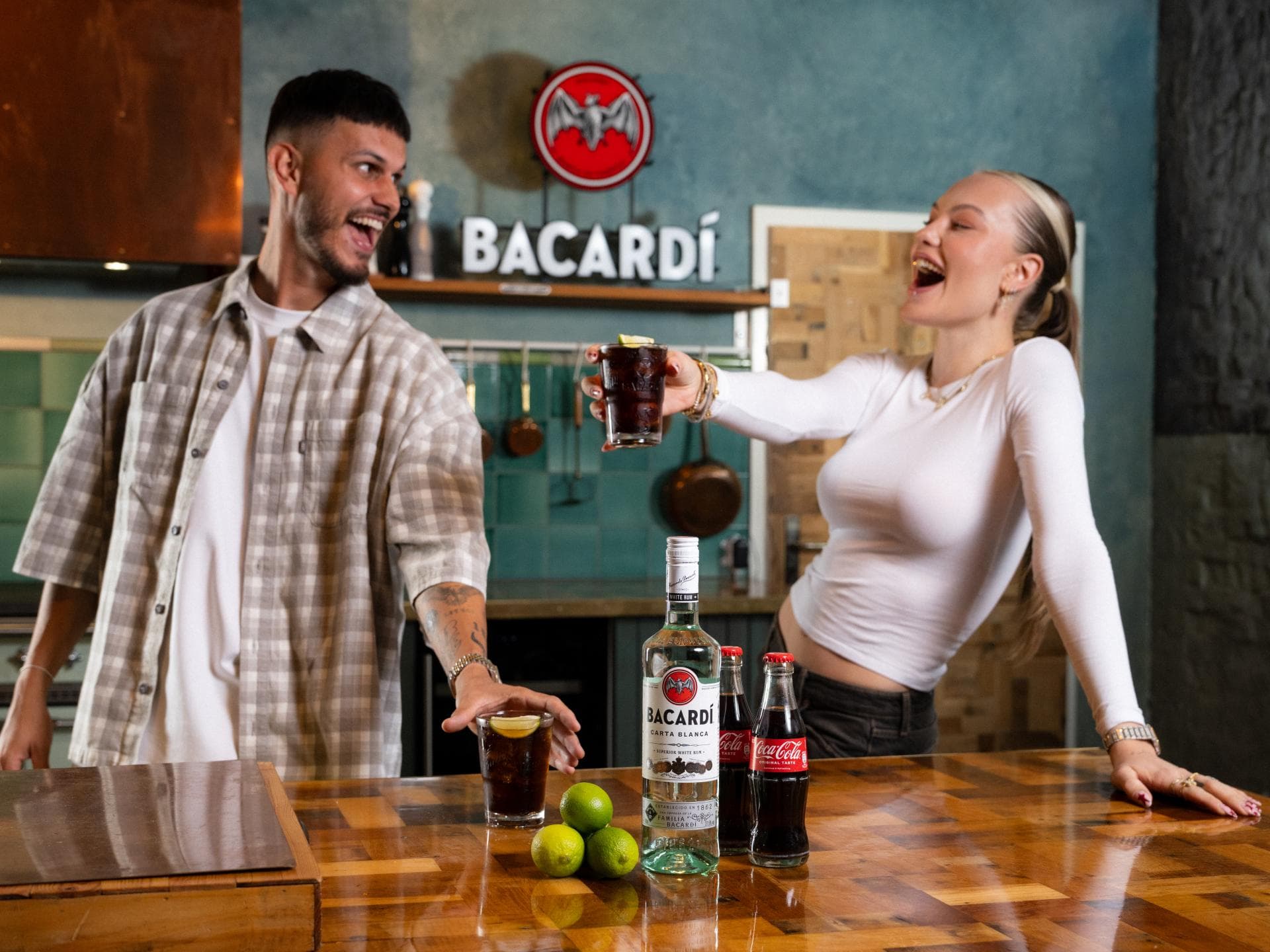 Auf echte Begegnungen: Cheyenne und Nino stoßen mit BACARDÍ & Coke® auf unvergessliche Momente an