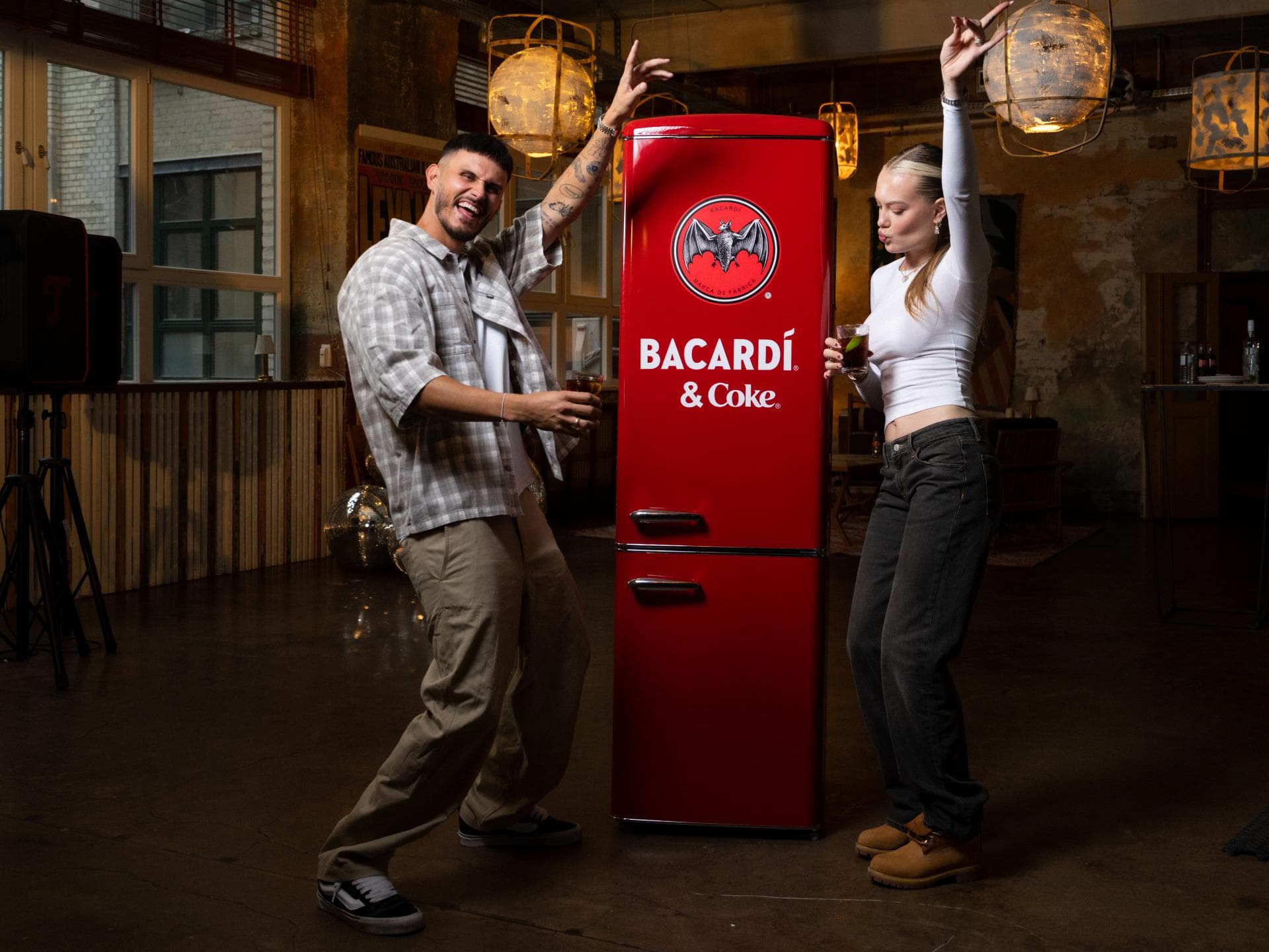 Cheyenne und Nino feiern die BACARDÍ Mi Casa Hausparty. Der Retro-Kühlschrank fängt die ungefilterten Momente ein