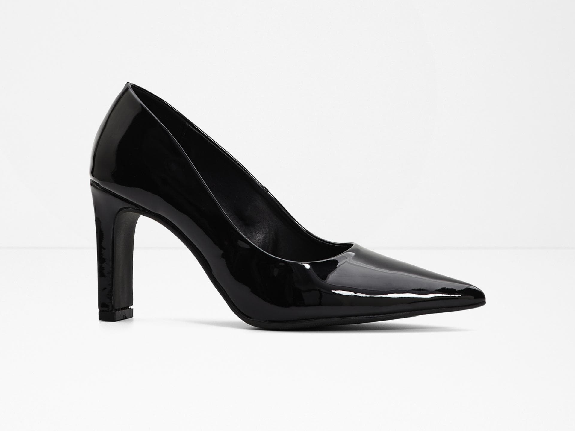 Die eleganten Lack-Pumps sind der perfekte Abschluss und lassen unsere Beine noch länger wirken. Die eleganten Lack-Pumps sind der perfekte Abschluss und lassen unsere Beine noch länger wirken.