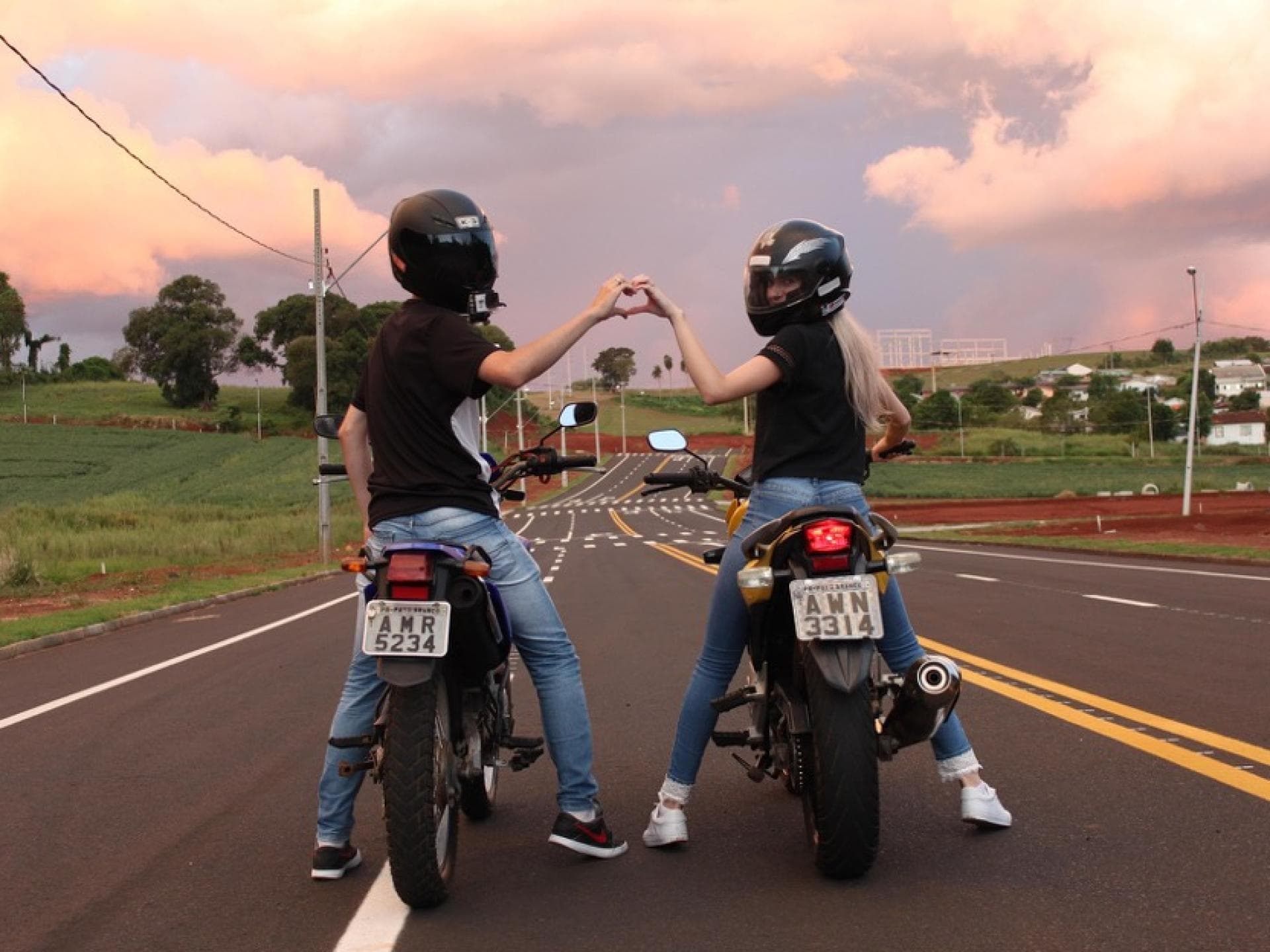 Ein Paar auf Motorrädern