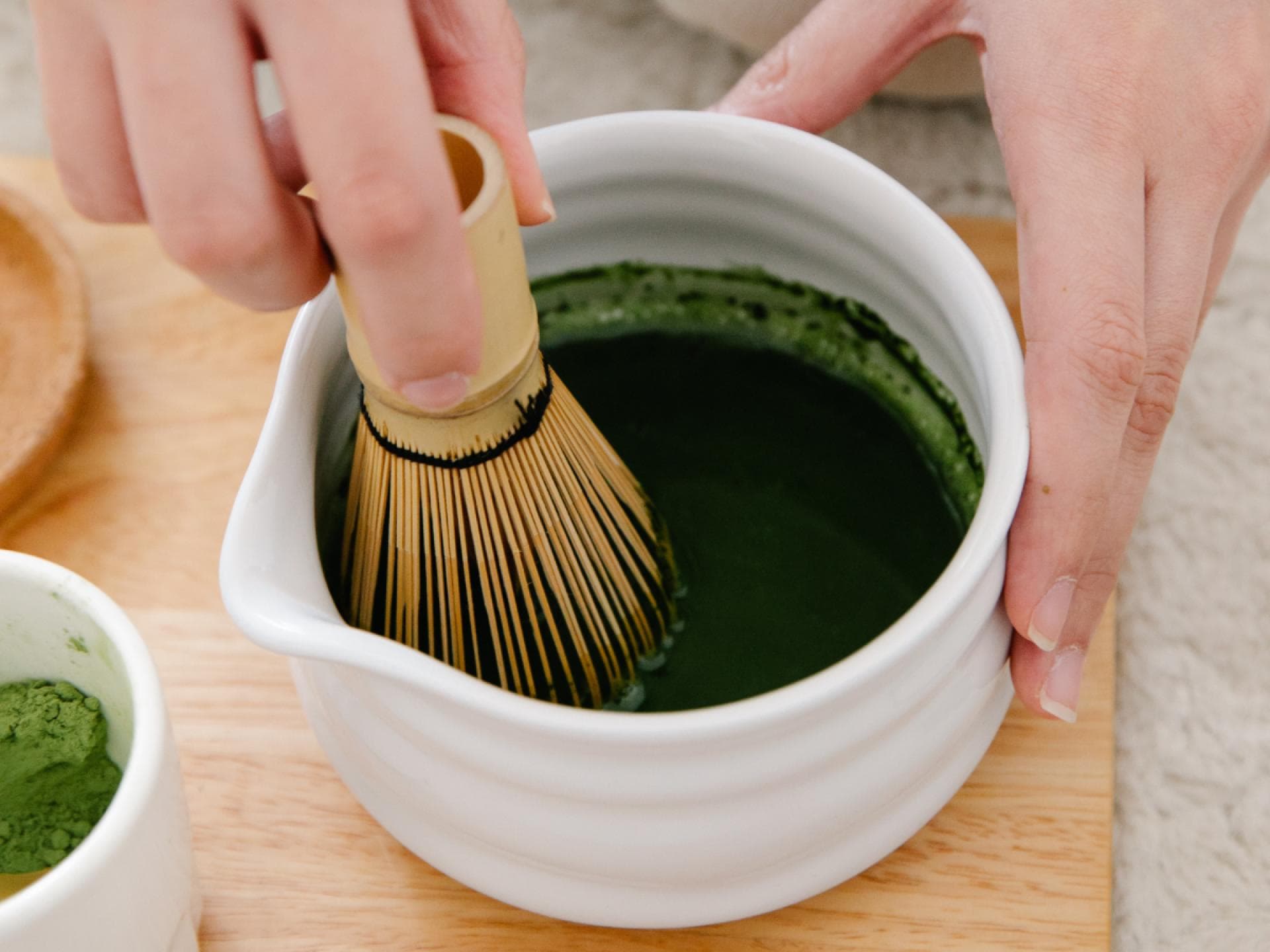 Frau bereitet einen Matcha vor