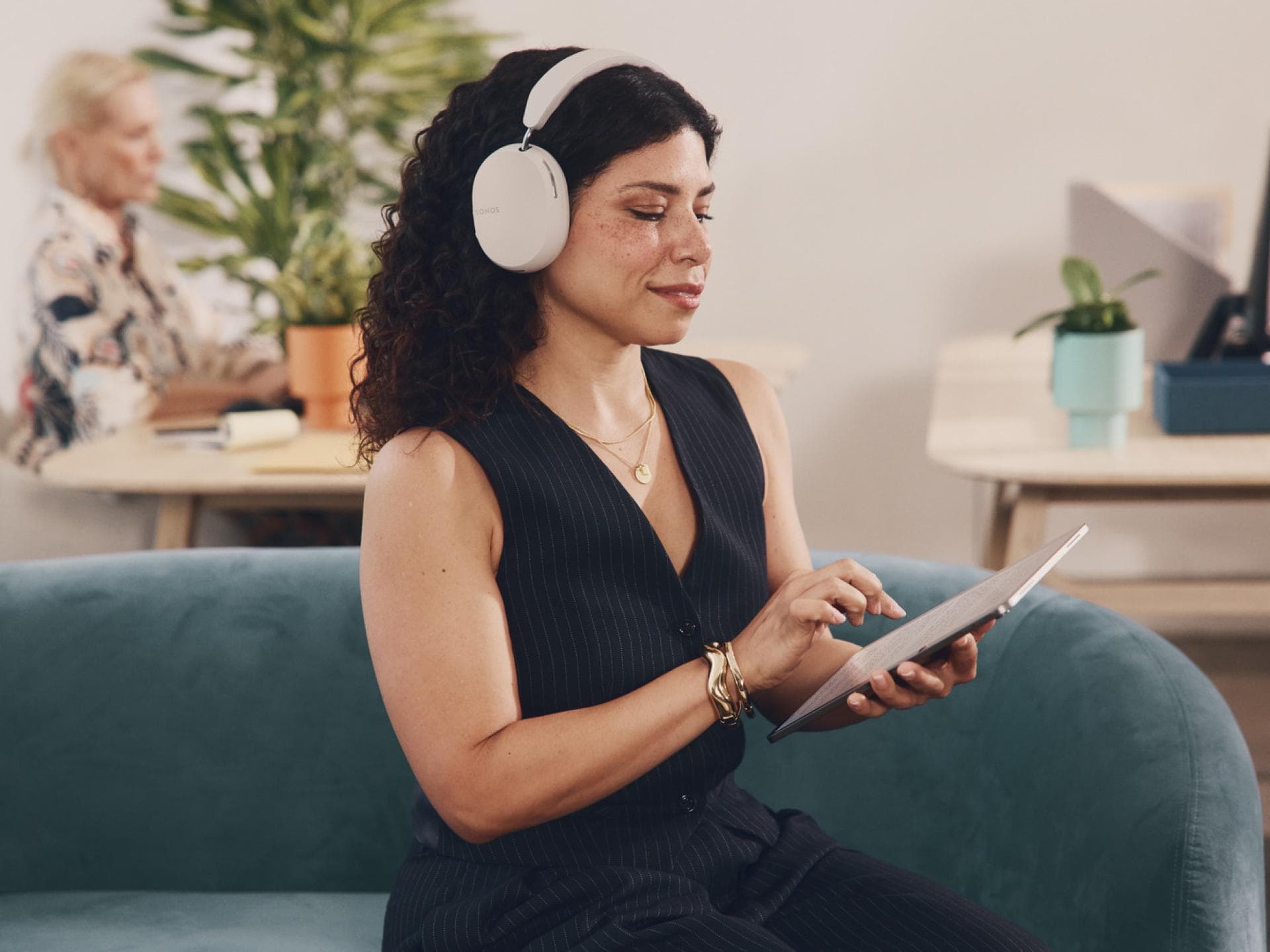 Die Sonos Ace Kopfhörer in Weiß