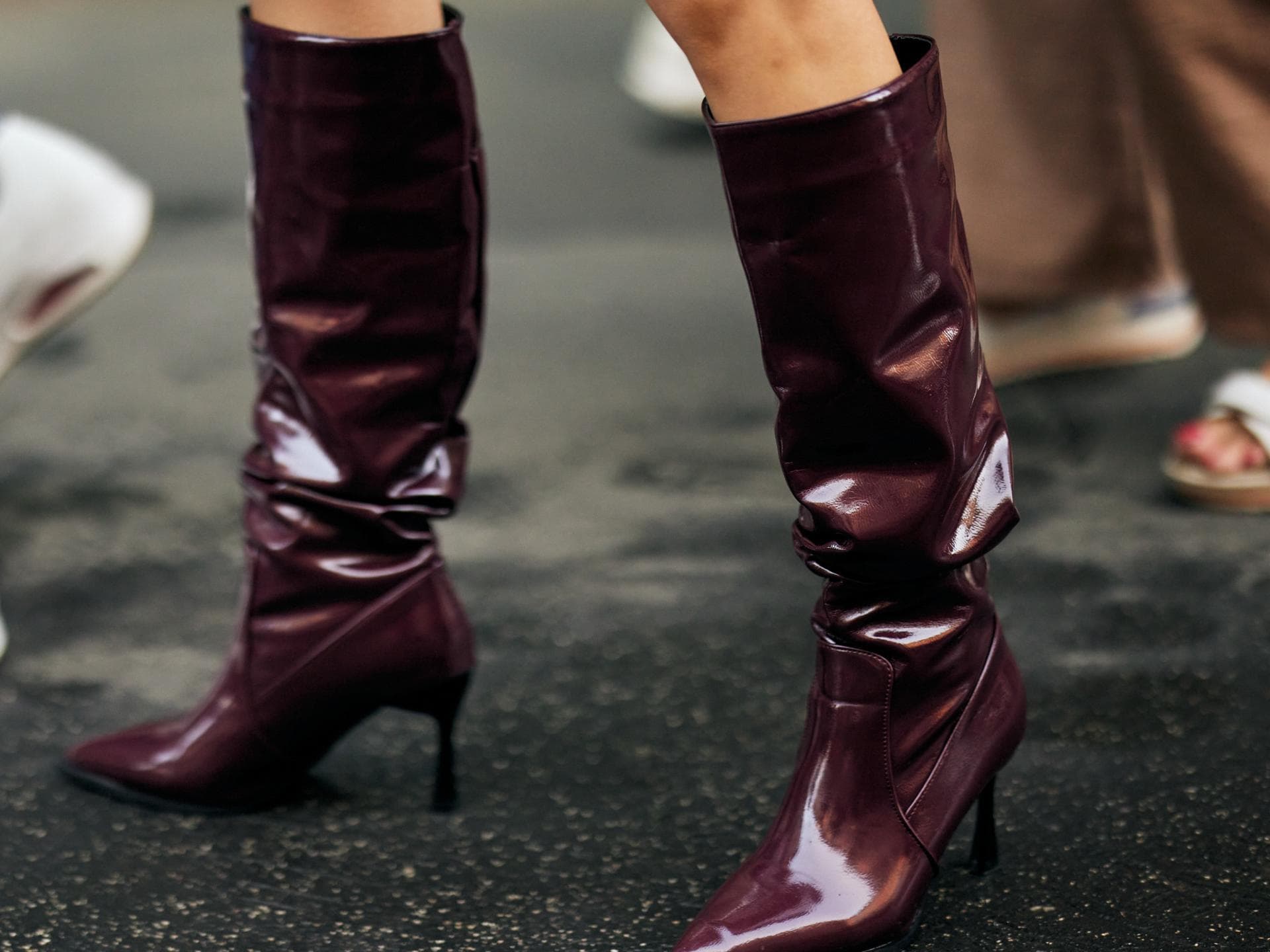 An Burgunder-Stiefeln können wir uns im Winter 2025 nicht sattsehen – die 3 besten Modelle