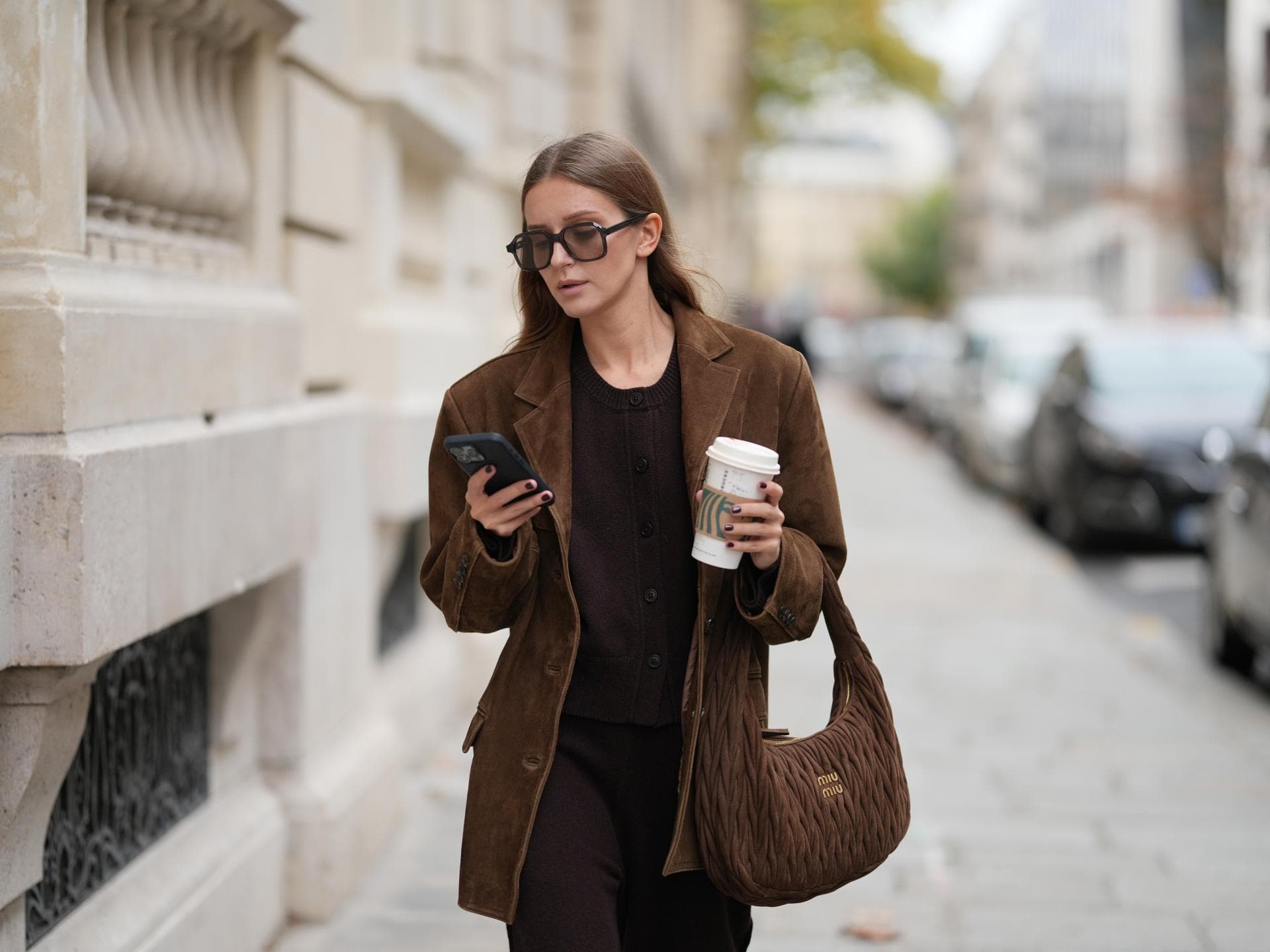 Beige Girls werden diesen Herbst/Winter 25/26 zu Espresso Ladies