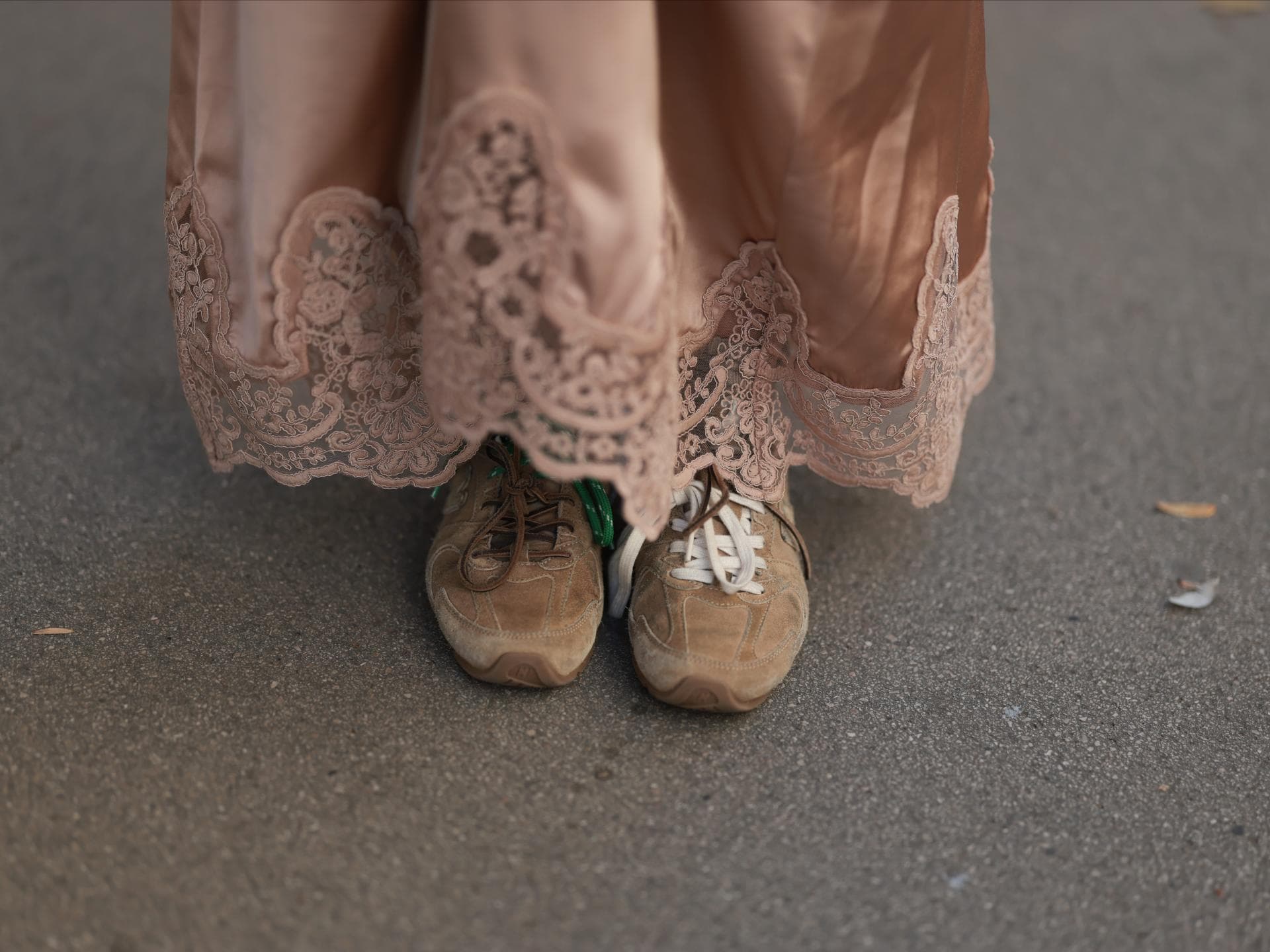 Nicht immer Stiefel? Fell-Sneaker tragen It-Girls als Alternative Nicht immer Stiefel? Fell-Sneaker tragen It-Girls als Alternative