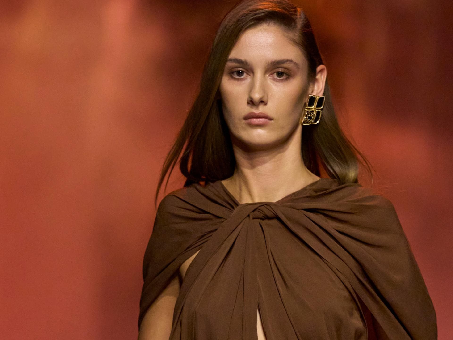 Frau in braunem Kleid Frau in braunem Kleid