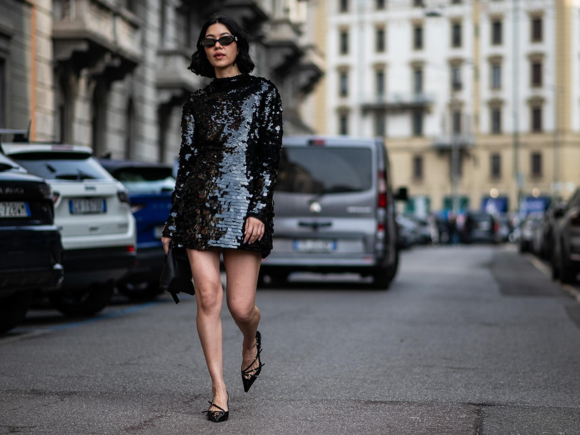 Frau in Paillettenkleid Streetstyle Frau in Paillettenkleid Streetstyle