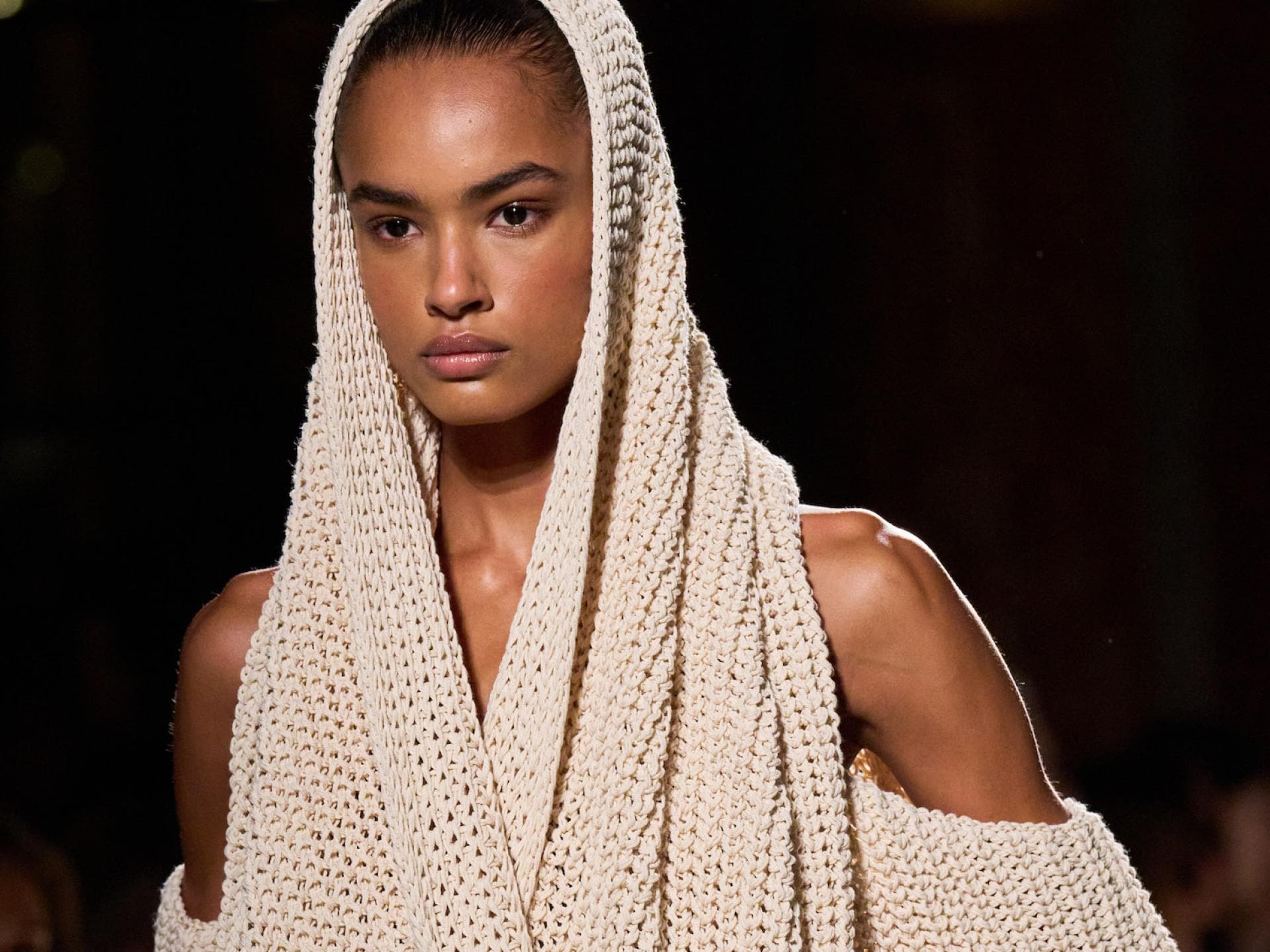 Frau in Strickpullover Frau in Strickpullover