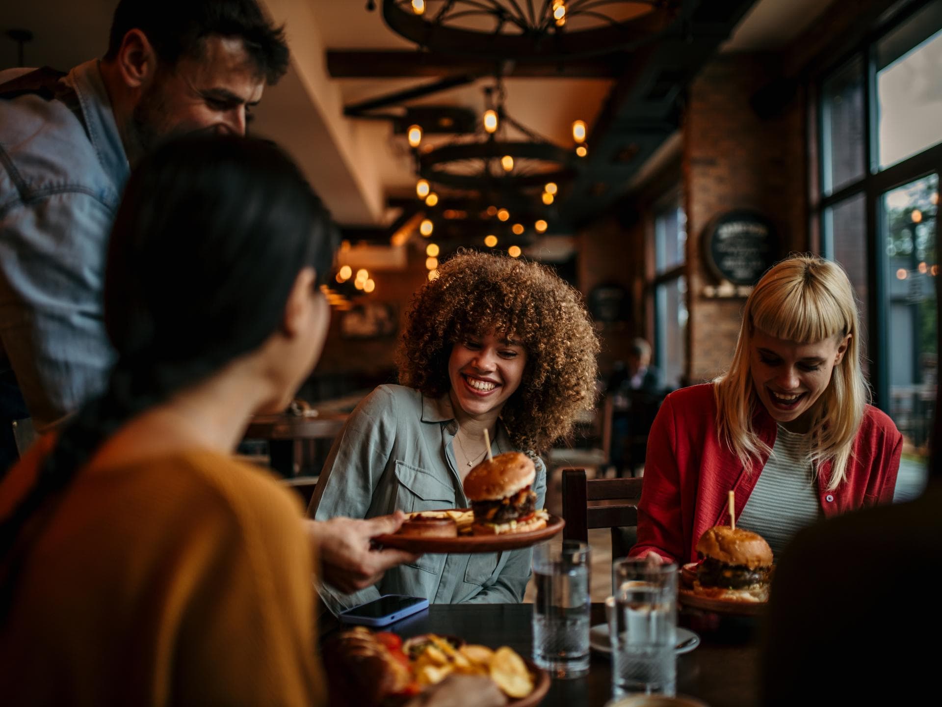 Lachen, quatschen und genießen: Ein Mädelsabend mit gutem Essen lässt uns aufblühen.