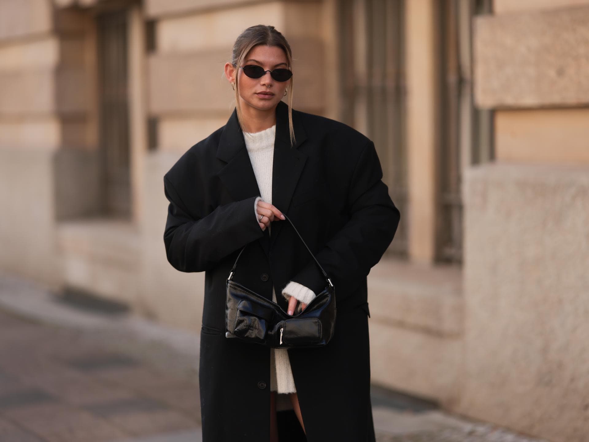 Hailey Bieber trägt eine schwarze Ledertasche